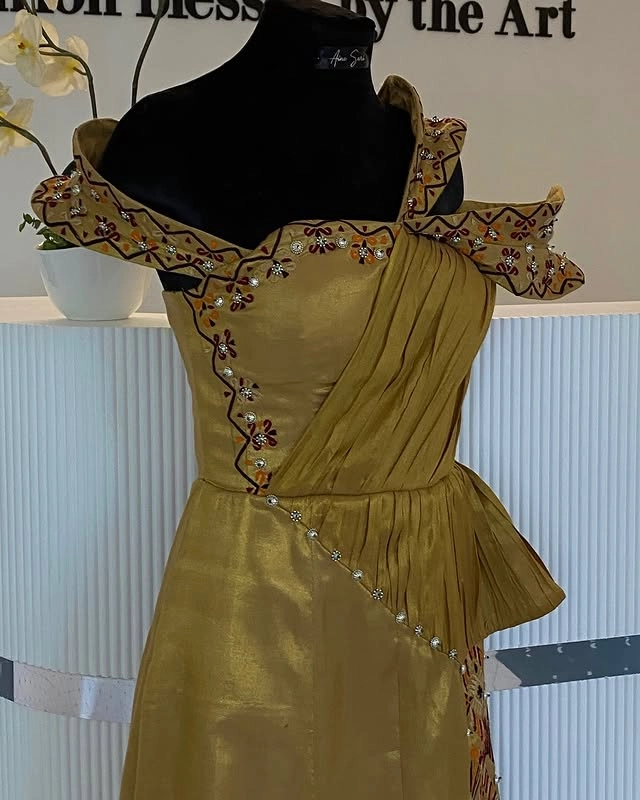 Türkmen fasonlar pombarh fasonlar Fasonlar 2025 fasonlar fason moda modalar Bezen bezen Türkmen fasonlar 2026 Türkmen fasonlar 2025 Türkmen fasonlar 2024 Türkmen fasonlar 2023 turkmenistan türkmenistan turkmen türkmen ashgabat  asgabat aşgabat balkan mary lebap dashoguz dasoguz daşoguz pombarh ponbarhat gulyupek gülýüpek stapel ştapel Gralan Çüýdeşen Abaýa Gadymy Krep Gurultaý 	Keteni Ýüpek Şifon Gipýur Lyon Welwet Atlas Kaşemir Streýç Suzana Ştapel Gülýüpek Pombarh Ýupka Gursakça Aksesuarlar Palto Penjek Okuw eşik Fata Sport eşik Uniforma Nakidka Öýme Şarf kompýuter ýaka ýaglyk Arenda köýnek 2nji el köýnek Taýyn köýnek Matalar Milli lybas milli lybaslar Toý köýnek Toý köýnekler toy koynek toy koynekler gundelik koynekler Gündelik	 
 köýnekler fata koynek Modern taze fason Eskiz koynektm turkmenkoynek türkmenkoynek fason moda moda fasonlar Iş eşik el iş	sada	ýakaly ýakasyz	keşdeli biserli	ýeňli giň nagyşly ýüregi açyk stoýka ýaka ýanly kombinasiýa 	zerli üsti aşak guşakly seçekli gysga ýeňli Toý köýnek ýakasyz, biserli, ýüregi açyk, gysga ýeňli, giň, nagyşly 17-25, 26-35 Altyn yaz, tomus, guyz