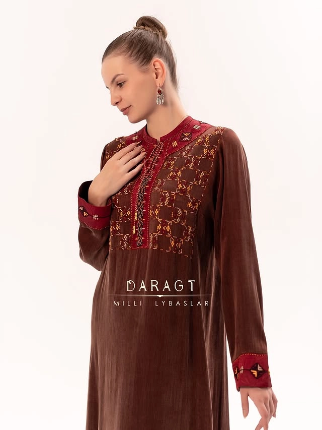 Türkmen fasonlar pombarh fasonlar Fasonlar 2025 fasonlar fason moda modalar Bezen bezen Türkmen fasonlar 2026 Türkmen fasonlar 2025 Türkmen fasonlar 2024 Türkmen fasonlar 2023 turkmenistan türkmenistan turkmen türkmen ashgabat  asgabat aşgabat balkan mary lebap dashoguz dasoguz daşoguz pombarh ponbarhat gulyupek gülýüpek stapel ştapel Gralan Çüýdeşen Abaýa Gadymy Krep Gurultaý 	Keteni Ýüpek Şifon Gipýur Lyon Welwet Atlas Kaşemir Streýç Suzana Ştapel Gülýüpek Pombarh Ýupka Gursakça Aksesuarlar Palto Penjek Okuw eşik Fata Sport eşik Uniforma Nakidka Öýme Şarf kompýuter ýaka ýaglyk Arenda köýnek 2nji el köýnek Taýyn köýnek Matalar Milli lybas milli lybaslar Toý köýnek Toý köýnekler toy koynek toy koynekler gundelik koynekler Gündelik	 
 köýnekler fata koynek Modern taze fason Eskiz koynektm turkmenkoynek türkmenkoynek fason moda moda fasonlar Iş eşik el iş	sada	ýakaly ýakasyz	keşdeli biserli	ýeňli giň nagyşly ýüregi açyk stoýka ýaka ýanly kombinasiýa 	zerli üsti aşak guşakly seçekli gysga ýeňli Gülýüpek Gündelik, Milli lybas el iş, keşdeli, ýakaly, ýeňli, giň, nagyşly 17-25, 26-35 Goňur yaz, tomus, guyz