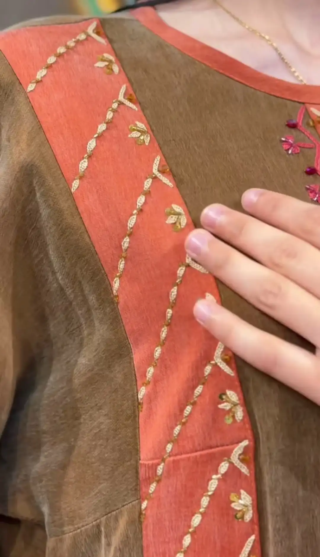 Türkmen fasonlar pombarh fasonlar Fasonlar 2025 fasonlar fason moda modalar Bezen bezen Türkmen fasonlar 2026 Türkmen fasonlar 2025 Türkmen fasonlar 2024 Türkmen fasonlar 2023 turkmenistan türkmenistan turkmen türkmen ashgabat  asgabat aşgabat balkan mary lebap dashoguz dasoguz daşoguz pombarh ponbarhat gulyupek gülýüpek stapel ştapel Gralan Çüýdeşen Abaýa Gadymy Krep Gurultaý 	Keteni Ýüpek Şifon Gipýur Lyon Welwet Atlas Kaşemir Streýç Suzana Ştapel Gülýüpek Pombarh Ýupka Gursakça Aksesuarlar Palto Penjek Okuw eşik Fata Sport eşik Uniforma Nakidka Öýme Şarf kompýuter ýaka ýaglyk Arenda köýnek 2nji el köýnek Taýyn köýnek Matalar Milli lybas milli lybaslar Toý köýnek Toý köýnekler toy koynek toy koynekler gundelik koynekler Gündelik	 
 köýnekler fata koynek Modern taze fason Eskiz koynektm turkmenkoynek türkmenkoynek fason moda moda fasonlar Iş eşik el iş	sada	ýakaly ýakasyz	keşdeli biserli	ýeňli giň nagyşly ýüregi açyk stoýka ýaka ýanly kombinasiýa 	zerli üsti aşak guşakly seçekli gysga ýeňli Ýüpek, Gülýüpek Toý köýnek el iş, keşdeli, ýakaly, biserli, ýeňli, giň, nagyşly 17-25, 26-35, 35+ Gyzyl, Goňur yaz, tomus