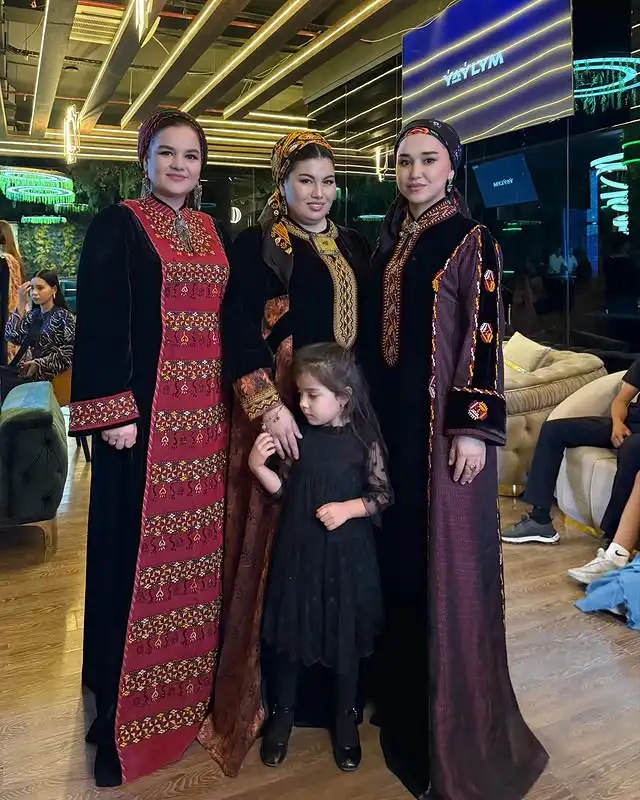 Türkmen fasonlar pombarh fasonlar Fasonlar 2025 fasonlar fason moda modalar Bezen bezen Türkmen fasonlar 2026 Türkmen fasonlar 2025 Türkmen fasonlar 2024 Türkmen fasonlar 2023 turkmenistan türkmenistan turkmen türkmen ashgabat  asgabat aşgabat balkan mary lebap dashoguz dasoguz daşoguz pombarh ponbarhat gulyupek gülýüpek stapel ştapel Gralan Çüýdeşen Abaýa Gadymy Krep Gurultaý 	Keteni Ýüpek Şifon Gipýur Lyon Welwet Atlas Kaşemir Streýç Suzana Ştapel Gülýüpek Pombarh Ýupka Gursakça Aksesuarlar Palto Penjek Okuw eşik Fata Sport eşik Uniforma Nakidka Öýme Şarf kompýuter ýaka ýaglyk Arenda köýnek 2nji el köýnek Taýyn köýnek Matalar Milli lybas milli lybaslar Toý köýnek Toý köýnekler toy koynek toy koynekler gundelik koynekler Gündelik	 
 köýnekler fata koynek Modern taze fason Eskiz koynektm turkmenkoynek türkmenkoynek fason moda moda fasonlar Iş eşik el iş	sada	ýakaly ýakasyz	keşdeli biserli	ýeňli giň nagyşly ýüregi açyk stoýka ýaka ýanly kombinasiýa 	zerli üsti aşak guşakly seçekli gysga ýeňli Panbarhat (Pombarh) Toý köýnek, Milli lybas el iş, keşdeli, sada, ýakaly, biserli, ýanly, ýeňli, giň, nagyşly 26-35, 35+ Gara yaz, guyz