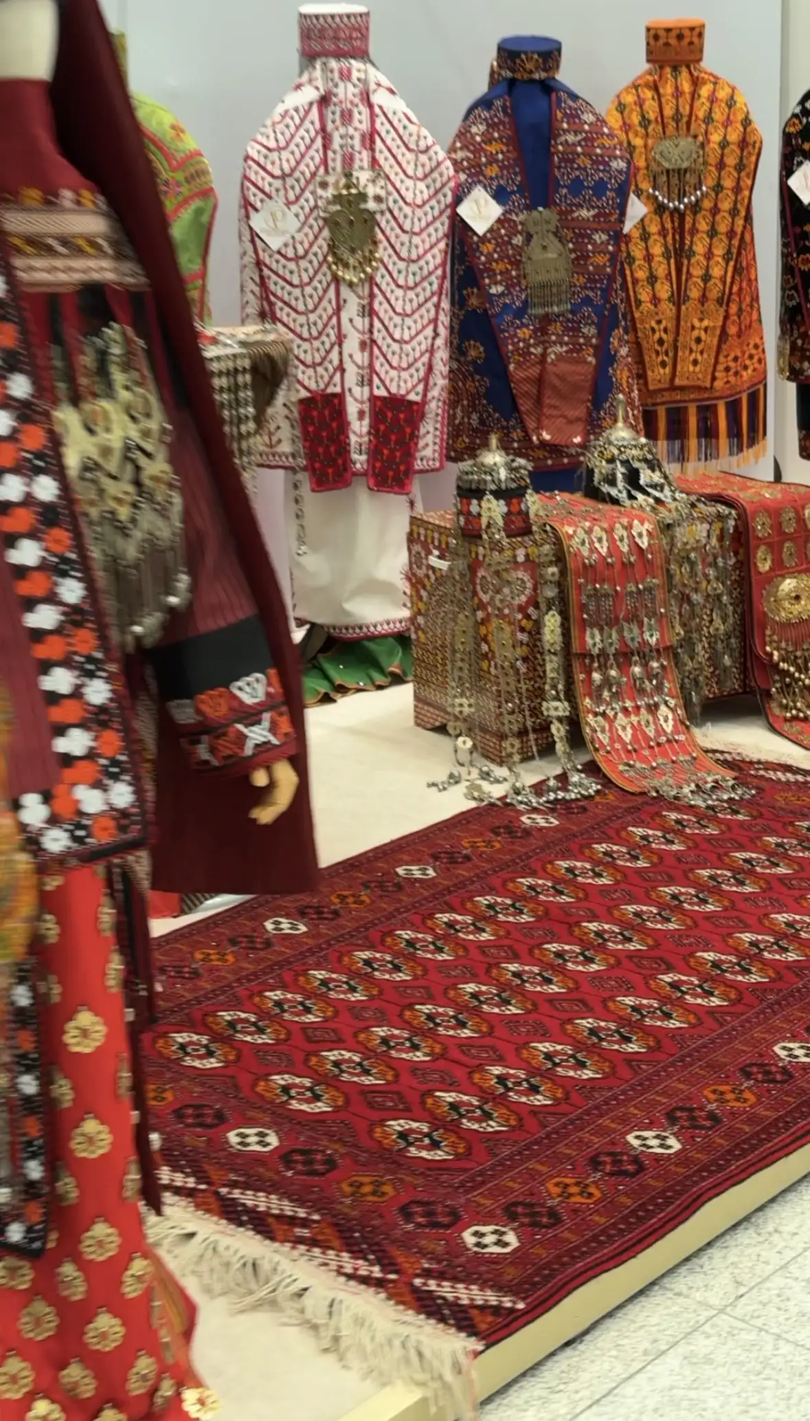 Türkmen fasonlar pombarh fasonlar Fasonlar 2025 fasonlar fason moda modalar Bezen bezen Türkmen fasonlar 2026 Türkmen fasonlar 2025 Türkmen fasonlar 2024 Türkmen fasonlar 2023 turkmenistan türkmenistan turkmen türkmen ashgabat  asgabat aşgabat balkan mary lebap dashoguz dasoguz daşoguz pombarh ponbarhat gulyupek gülýüpek stapel ştapel Gralan Çüýdeşen Abaýa Gadymy Krep Gurultaý 	Keteni Ýüpek Şifon Gipýur Lyon Welwet Atlas Kaşemir Streýç Suzana Ştapel Gülýüpek Pombarh Ýupka Gursakça Aksesuarlar Palto Penjek Okuw eşik Fata Sport eşik Uniforma Nakidka Öýme Şarf kompýuter ýaka ýaglyk Arenda köýnek 2nji el köýnek Taýyn köýnek Matalar Milli lybas milli lybaslar Toý köýnek Toý köýnekler toy koynek toy koynekler gundelik koynekler Gündelik	 
 köýnekler fata koynek Modern taze fason Eskiz koynektm turkmenkoynek türkmenkoynek fason moda moda fasonlar Iş eşik el iş	sada	ýakaly ýakasyz	keşdeli biserli	ýeňli giň nagyşly ýüregi açyk stoýka ýaka ýanly kombinasiýa 	zerli üsti aşak guşakly seçekli gysga ýeňli Keteni, Gadymy Toý köýnek, Milli lybas TürkmenTextile Expo 2025 17-25, 26-35 Gara, Bežewyý, Goýy-gök, Sary yaz, tomus, guyz, gysh