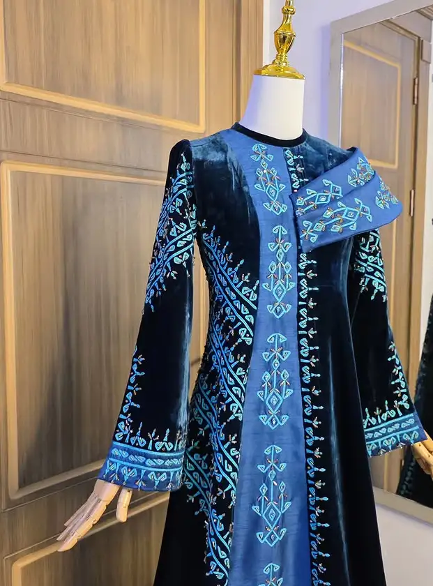 Türkmen fasonlar pombarh fasonlar Fasonlar 2025 fasonlar fason moda modalar Bezen bezen Türkmen fasonlar 2026 Türkmen fasonlar 2025 Türkmen fasonlar 2024 Türkmen fasonlar 2023 turkmenistan türkmenistan turkmen türkmen ashgabat  asgabat aşgabat balkan mary lebap dashoguz dasoguz daşoguz pombarh ponbarhat gulyupek gülýüpek stapel ştapel Gralan Çüýdeşen Abaýa Gadymy Krep Gurultaý 	Keteni Ýüpek Şifon Gipýur Lyon Welwet Atlas Kaşemir Streýç Suzana Ştapel Gülýüpek Pombarh Ýupka Gursakça Aksesuarlar Palto Penjek Okuw eşik Fata Sport eşik Uniforma Nakidka Öýme Şarf kompýuter ýaka ýaglyk Arenda köýnek 2nji el köýnek Taýyn köýnek Matalar Milli lybas milli lybaslar Toý köýnek Toý köýnekler toy koynek toy koynekler gundelik koynekler Gündelik	 
 köýnekler fata koynek Modern taze fason Eskiz koynektm turkmenkoynek türkmenkoynek fason moda moda fasonlar Iş eşik el iş	sada	ýakaly ýakasyz	keşdeli biserli	ýeňli giň nagyşly ýüregi açyk stoýka ýaka ýanly kombinasiýa 	zerli üsti aşak guşakly seçekli gysga ýeňli Tulky Toý köýnek keşdeli, ýakasyz, ýanly, ýeňli, giň, nagyşly 26-35 Benewşe, Goýy-gök yaz, guyz, gysh