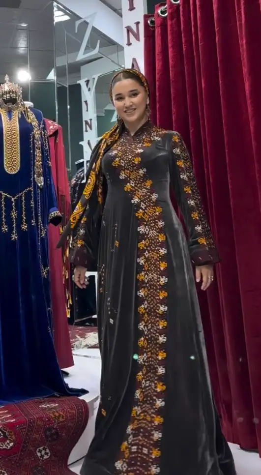 Türkmen fasonlar pombarh fasonlar Fasonlar 2025 fasonlar fason moda modalar Bezen bezen Türkmen fasonlar 2026 Türkmen fasonlar 2025 Türkmen fasonlar 2024 Türkmen fasonlar 2023 turkmenistan türkmenistan turkmen türkmen ashgabat  asgabat aşgabat balkan mary lebap dashoguz dasoguz daşoguz pombarh ponbarhat gulyupek gülýüpek stapel ştapel Gralan Çüýdeşen Abaýa Gadymy Krep Gurultaý 	Keteni Ýüpek Şifon Gipýur Lyon Welwet Atlas Kaşemir Streýç Suzana Ştapel Gülýüpek Pombarh Ýupka Gursakça Aksesuarlar Palto Penjek Okuw eşik Fata Sport eşik Uniforma Nakidka Öýme Şarf kompýuter ýaka ýaglyk Arenda köýnek 2nji el köýnek Taýyn köýnek Matalar Milli lybas milli lybaslar Toý köýnek Toý köýnekler toy koynek toy koynekler gundelik koynekler Gündelik	 
 köýnekler fata koynek Modern taze fason Eskiz koynektm turkmenkoynek türkmenkoynek fason moda moda fasonlar Iş eşik el iş	sada	ýakaly ýakasyz	keşdeli biserli	ýeňli giň nagyşly ýüregi açyk stoýka ýaka ýanly kombinasiýa 	zerli üsti aşak guşakly seçekli gysga ýeňli Panbarhat (Pombarh) Toý köýnek, Milli lybas el iş, keşdeli, ýeňli, giň, nagyşly 26-35, 35+ Goýy-çal yaz, tomus, guyz, gysh