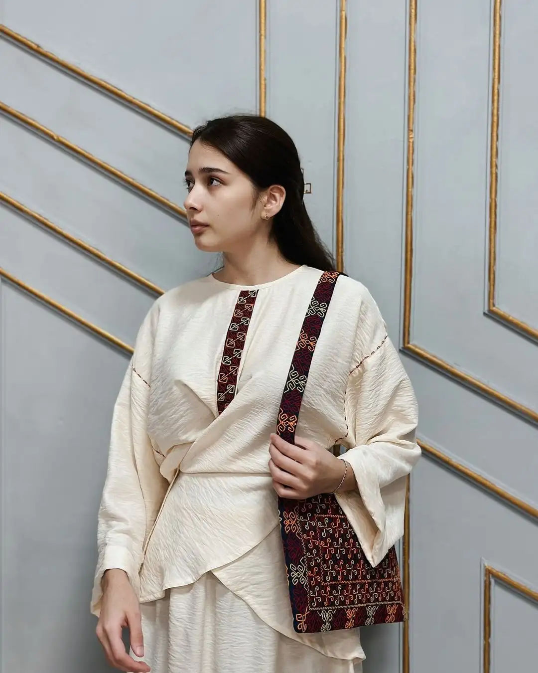 Türkmen fasonlar pombarh fasonlar Fasonlar 2025 fasonlar fason moda modalar Bezen bezen Türkmen fasonlar 2026 Türkmen fasonlar 2025 Türkmen fasonlar 2024 Türkmen fasonlar 2023 turkmenistan türkmenistan turkmen türkmen ashgabat  asgabat aşgabat balkan mary lebap dashoguz dasoguz daşoguz pombarh ponbarhat gulyupek gülýüpek stapel ştapel Gralan Çüýdeşen Abaýa Gadymy Krep Gurultaý 	Keteni Ýüpek Şifon Gipýur Lyon Welwet Atlas Kaşemir Streýç Suzana Ştapel Gülýüpek Pombarh Ýupka Gursakça Aksesuarlar Palto Penjek Okuw eşik Fata Sport eşik Uniforma Nakidka Öýme Şarf kompýuter ýaka ýaglyk Arenda köýnek 2nji el köýnek Taýyn köýnek Matalar Milli lybas milli lybaslar Toý köýnek Toý köýnekler toy koynek toy koynekler gundelik koynekler Gündelik	 
 köýnekler fata koynek Modern taze fason Eskiz koynektm turkmenkoynek türkmenkoynek fason moda moda fasonlar Iş eşik el iş	sada	ýakaly ýakasyz	keşdeli biserli	ýeňli giň nagyşly ýüregi açyk stoýka ýaka ýanly kombinasiýa 	zerli üsti aşak guşakly seçekli gysga ýeňli Ýüpek, Lyon Gündelik sada, nagyşly  Bežewyý, Gök, Goýy-gyzyl, Wizon, Goýy-çal  Taýyn köýnek