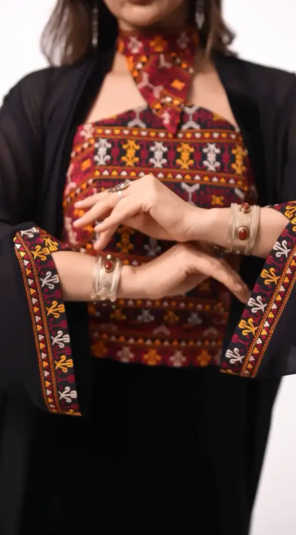 Türkmen fasonlar pombarh fasonlar Fasonlar 2025 fasonlar fason moda modalar Bezen bezen Türkmen fasonlar 2026 Türkmen fasonlar 2025 Türkmen fasonlar 2024 Türkmen fasonlar 2023 turkmenistan türkmenistan turkmen türkmen ashgabat  asgabat aşgabat balkan mary lebap dashoguz dasoguz daşoguz pombarh ponbarhat gulyupek gülýüpek stapel ştapel Gralan Çüýdeşen Abaýa Gadymy Krep Gurultaý 	Keteni Ýüpek Şifon Gipýur Lyon Welwet Atlas Kaşemir Streýç Suzana Ştapel Gülýüpek Pombarh Ýupka Gursakça Aksesuarlar Palto Penjek Okuw eşik Fata Sport eşik Uniforma Nakidka Öýme Şarf kompýuter ýaka ýaglyk Arenda köýnek 2nji el köýnek Taýyn köýnek Matalar Milli lybas milli lybaslar Toý köýnek Toý köýnekler toy koynek toy koynekler gundelik koynekler Gündelik	 
 köýnekler fata koynek Modern taze fason Eskiz koynektm turkmenkoynek türkmenkoynek fason moda moda fasonlar Iş eşik el iş	sada	ýakaly ýakasyz	keşdeli biserli	ýeňli giň nagyşly ýüregi açyk stoýka ýaka ýanly kombinasiýa 	zerli üsti aşak guşakly seçekli gysga ýeňli Modern, Milli lybas keşdeli, ýakasyz, ýüregi açyk, gysga ýeňli, giň, nagyşly 17-25, 26-35 Gara yaz, tomus, guyz