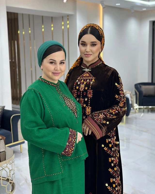 Türkmen fasonlar pombarh fasonlar Fasonlar 2025 fasonlar fason moda modalar Bezen bezen Türkmen fasonlar 2026 Türkmen fasonlar 2025 Türkmen fasonlar 2024 Türkmen fasonlar 2023 turkmenistan türkmenistan turkmen türkmen ashgabat  asgabat aşgabat balkan mary lebap dashoguz dasoguz daşoguz pombarh ponbarhat gulyupek gülýüpek stapel ştapel Gralan Çüýdeşen Abaýa Gadymy Krep Gurultaý 	Keteni Ýüpek Şifon Gipýur Lyon Welwet Atlas Kaşemir Streýç Suzana Ştapel Gülýüpek Pombarh Ýupka Gursakça Aksesuarlar Palto Penjek Okuw eşik Fata Sport eşik Uniforma Nakidka Öýme Şarf kompýuter ýaka ýaglyk Arenda köýnek 2nji el köýnek Taýyn köýnek Matalar Milli lybas milli lybaslar Toý köýnek Toý köýnekler toy koynek toy koynekler gundelik koynekler Gündelik	 
 köýnekler fata koynek Modern taze fason Eskiz koynektm turkmenkoynek türkmenkoynek fason moda moda fasonlar Iş eşik el iş	sada	ýakaly ýakasyz	keşdeli biserli	ýeňli giň nagyşly ýüregi açyk stoýka ýaka ýanly kombinasiýa 	zerli üsti aşak guşakly seçekli gysga ýeňli Panbarhat (Pombarh), Lyon, Keteni Toý köýnek el iş, keşdeli, ýakaly, ýeňli, kombinasiýa, üsti aşak, nagyşly 26-35, 35+ Goýy-gyzyl, Goýy-ýaşyl yaz, gysh