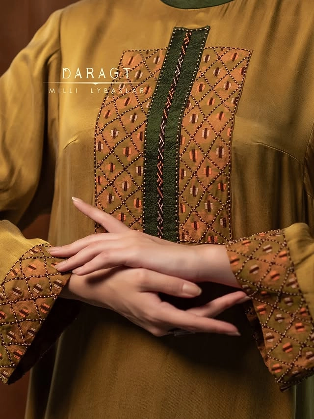 Türkmen fasonlar pombarh fasonlar Fasonlar 2025 fasonlar fason moda modalar Bezen bezen Türkmen fasonlar 2026 Türkmen fasonlar 2025 Türkmen fasonlar 2024 Türkmen fasonlar 2023 turkmenistan türkmenistan turkmen türkmen ashgabat  asgabat aşgabat balkan mary lebap dashoguz dasoguz daşoguz pombarh ponbarhat gulyupek gülýüpek stapel ştapel Gralan Çüýdeşen Abaýa Gadymy Krep Gurultaý 	Keteni Ýüpek Şifon Gipýur Lyon Welwet Atlas Kaşemir Streýç Suzana Ştapel Gülýüpek Pombarh Ýupka Gursakça Aksesuarlar Palto Penjek Okuw eşik Fata Sport eşik Uniforma Nakidka Öýme Şarf kompýuter ýaka ýaglyk Arenda köýnek 2nji el köýnek Taýyn köýnek Matalar Milli lybas milli lybaslar Toý köýnek Toý köýnekler toy koynek toy koynekler gundelik koynekler Gündelik	 
 köýnekler fata koynek Modern taze fason Eskiz koynektm turkmenkoynek türkmenkoynek fason moda moda fasonlar Iş eşik el iş	sada	ýakaly ýakasyz	keşdeli biserli	ýeňli giň nagyşly ýüregi açyk stoýka ýaka ýanly kombinasiýa 	zerli üsti aşak guşakly seçekli gysga ýeňli Gülýüpek Gündelik, Milli lybas el iş, keşdeli, ýakasyz, ýeňli, giň, nagyşly 17-25 Altyn yaz, tomus, guyz