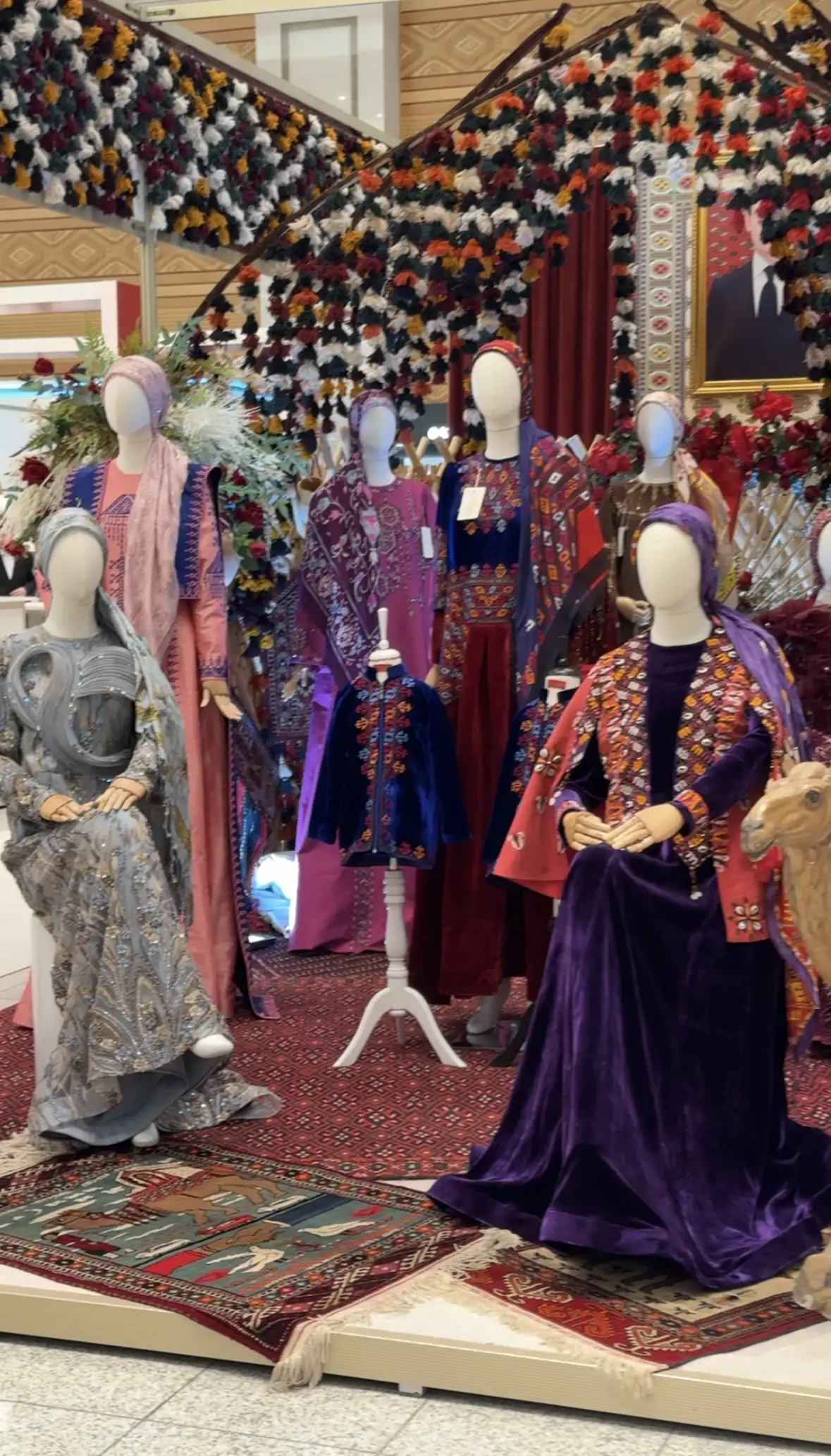 Türkmen fasonlar pombarh fasonlar Fasonlar 2025 fasonlar fason moda modalar Bezen bezen Türkmen fasonlar 2026 Türkmen fasonlar 2025 Türkmen fasonlar 2024 Türkmen fasonlar 2023 turkmenistan türkmenistan turkmen türkmen ashgabat  asgabat aşgabat balkan mary lebap dashoguz dasoguz daşoguz pombarh ponbarhat gulyupek gülýüpek stapel ştapel Gralan Çüýdeşen Abaýa Gadymy Krep Gurultaý 	Keteni Ýüpek Şifon Gipýur Lyon Welwet Atlas Kaşemir Streýç Suzana Ştapel Gülýüpek Pombarh Ýupka Gursakça Aksesuarlar Palto Penjek Okuw eşik Fata Sport eşik Uniforma Nakidka Öýme Şarf kompýuter ýaka ýaglyk Arenda köýnek 2nji el köýnek Taýyn köýnek Matalar Milli lybas milli lybaslar Toý köýnek Toý köýnekler toy koynek toy koynekler gundelik koynekler Gündelik	 
 köýnekler fata koynek Modern taze fason Eskiz koynektm turkmenkoynek türkmenkoynek fason moda moda fasonlar Iş eşik el iş	sada	ýakaly ýakasyz	keşdeli biserli	ýeňli giň nagyşly ýüregi açyk stoýka ýaka ýanly kombinasiýa 	zerli üsti aşak guşakly seçekli gysga ýeňli Keteni, Şantu, Panbarhat (Pombarh) Toý köýnek, Modern TürkmenTextile Expo 2025 12-16, 26-35, 35+ Gyzyl, Goýy-gök yaz, guyz, gysh