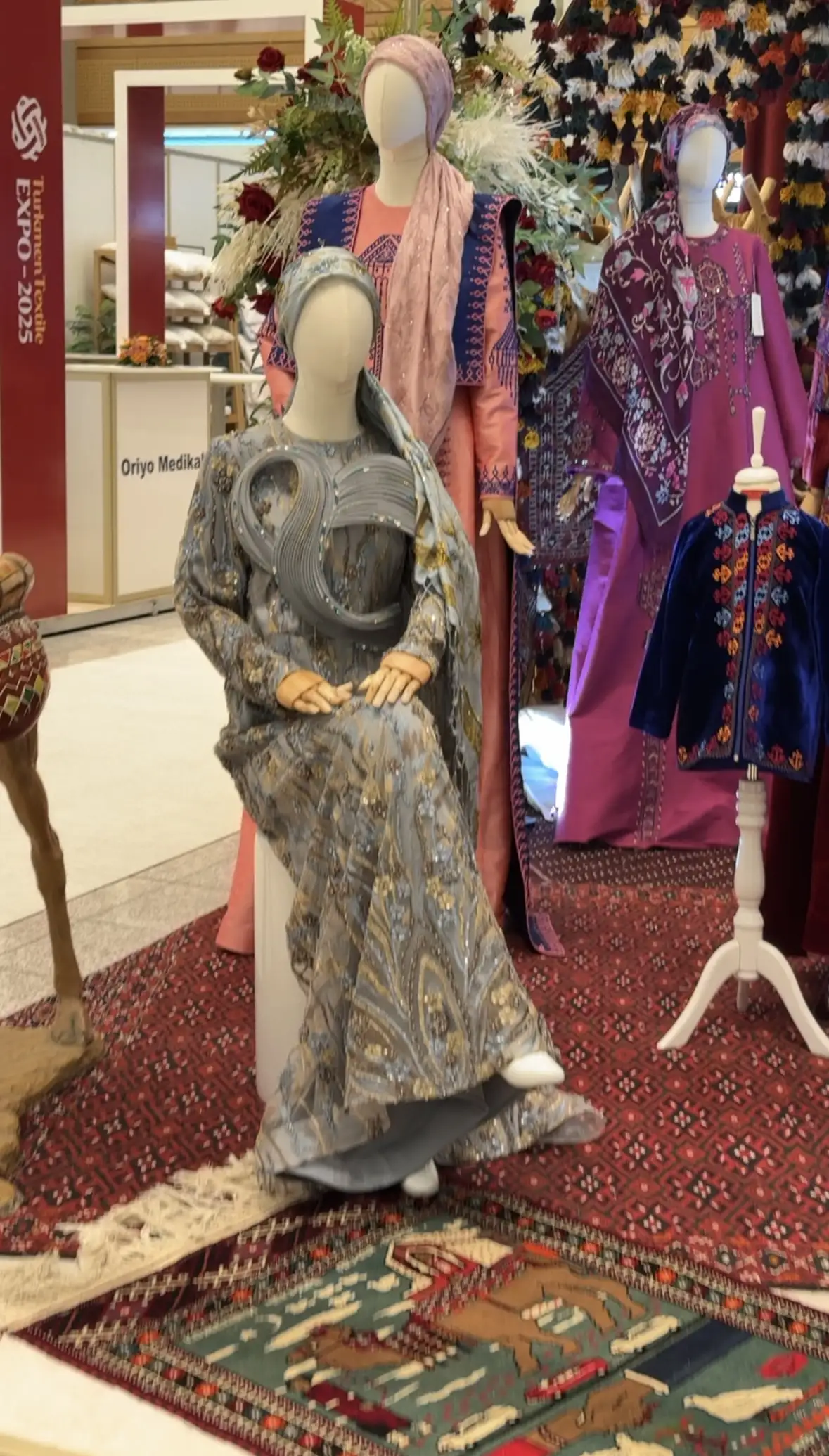 Türkmen fasonlar pombarh fasonlar Fasonlar 2025 fasonlar fason moda modalar Bezen bezen Türkmen fasonlar 2026 Türkmen fasonlar 2025 Türkmen fasonlar 2024 Türkmen fasonlar 2023 turkmenistan türkmenistan turkmen türkmen ashgabat  asgabat aşgabat balkan mary lebap dashoguz dasoguz daşoguz pombarh ponbarhat gulyupek gülýüpek stapel ştapel Gralan Çüýdeşen Abaýa Gadymy Krep Gurultaý 	Keteni Ýüpek Şifon Gipýur Lyon Welwet Atlas Kaşemir Streýç Suzana Ştapel Gülýüpek Pombarh Ýupka Gursakça Aksesuarlar Palto Penjek Okuw eşik Fata Sport eşik Uniforma Nakidka Öýme Şarf kompýuter ýaka ýaglyk Arenda köýnek 2nji el köýnek Taýyn köýnek Matalar Milli lybas milli lybaslar Toý köýnek Toý köýnekler toy koynek toy koynekler gundelik koynekler Gündelik	 
 köýnekler fata koynek Modern taze fason Eskiz koynektm turkmenkoynek türkmenkoynek fason moda moda fasonlar Iş eşik el iş	sada	ýakaly ýakasyz	keşdeli biserli	ýeňli giň nagyşly ýüregi açyk stoýka ýaka ýanly kombinasiýa 	zerli üsti aşak guşakly seçekli gysga ýeňli Panbarhat (Pombarh), Şifon, Keteni, Şantu Toý köýnek, Modern TürkmenTextile Expo 2025 -12, 35+ Goýy-gyzyl, Wizon, Gülgüne, Pudra, Goýy-gök yaz, guyz, gysh