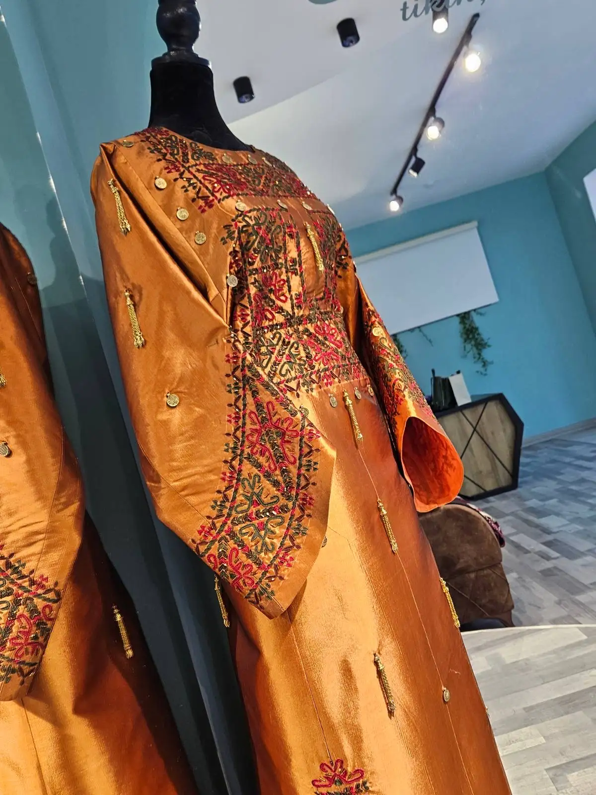 Türkmen fasonlar pombarh fasonlar Fasonlar 2025 fasonlar fason moda modalar Bezen bezen Türkmen fasonlar 2026 Türkmen fasonlar 2025 Türkmen fasonlar 2024 Türkmen fasonlar 2023 turkmenistan türkmenistan turkmen türkmen ashgabat  asgabat aşgabat balkan mary lebap dashoguz dasoguz daşoguz pombarh ponbarhat gulyupek gülýüpek stapel ştapel Gralan Çüýdeşen Abaýa Gadymy Krep Gurultaý 	Keteni Ýüpek Şifon Gipýur Lyon Welwet Atlas Kaşemir Streýç Suzana Ştapel Gülýüpek Pombarh Ýupka Gursakça Aksesuarlar Palto Penjek Okuw eşik Fata Sport eşik Uniforma Nakidka Öýme Şarf kompýuter ýaka ýaglyk Arenda köýnek 2nji el köýnek Taýyn köýnek Matalar Milli lybas milli lybaslar Toý köýnek Toý köýnekler toy koynek toy koynekler gundelik koynekler Gündelik	 
 köýnekler fata koynek Modern taze fason Eskiz koynektm turkmenkoynek türkmenkoynek fason moda moda fasonlar Iş eşik el iş	sada	ýakaly ýakasyz	keşdeli biserli	ýeňli giň nagyşly ýüregi açyk stoýka ýaka ýanly kombinasiýa 	zerli üsti aşak guşakly seçekli gysga ýeňli Gülýüpek Toý köýnek biserli  Sary