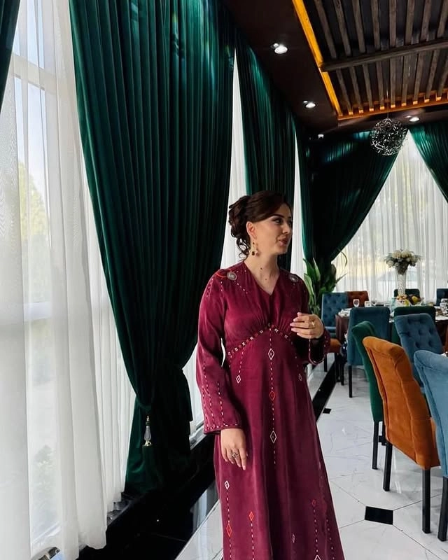 Türkmen fasonlar pombarh fasonlar Fasonlar 2025 fasonlar fason moda modalar Bezen bezen Türkmen fasonlar 2026 Türkmen fasonlar 2025 Türkmen fasonlar 2024 Türkmen fasonlar 2023 turkmenistan türkmenistan turkmen türkmen ashgabat  asgabat aşgabat balkan mary lebap dashoguz dasoguz daşoguz pombarh ponbarhat gulyupek gülýüpek stapel ştapel Gralan Çüýdeşen Abaýa Gadymy Krep Gurultaý 	Keteni Ýüpek Şifon Gipýur Lyon Welwet Atlas Kaşemir Streýç Suzana Ştapel Gülýüpek Pombarh Ýupka Gursakça Aksesuarlar Palto Penjek Okuw eşik Fata Sport eşik Uniforma Nakidka Öýme Şarf kompýuter ýaka ýaglyk Arenda köýnek 2nji el köýnek Taýyn köýnek Matalar Milli lybas milli lybaslar Toý köýnek Toý köýnekler toy koynek toy koynekler gundelik koynekler Gündelik	 
 köýnekler fata koynek Modern taze fason Eskiz koynektm turkmenkoynek türkmenkoynek fason moda moda fasonlar Iş eşik el iş	sada	ýakaly ýakasyz	keşdeli biserli	ýeňli giň nagyşly ýüregi açyk stoýka ýaka ýanly kombinasiýa 	zerli üsti aşak guşakly seçekli gysga ýeňli Suzana, Gülýüpek Toý köýnek ýakasyz, ýanly, ýeňli, giň, nagyşly 26-35 Goýy-gyzyl tomus, guyz