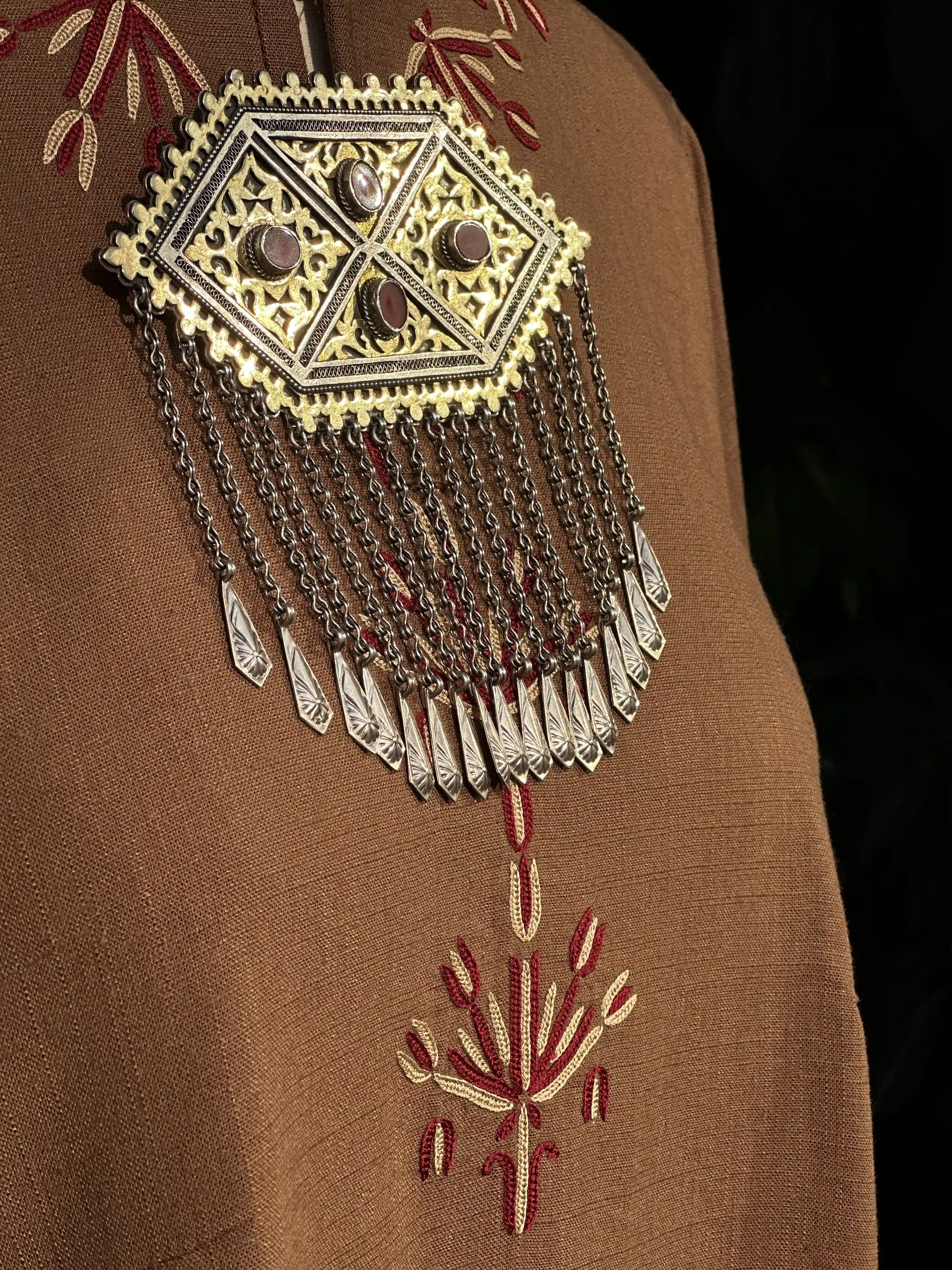 Türkmen fasonlar pombarh fasonlar Fasonlar 2025 fasonlar fason moda modalar Bezen bezen Türkmen fasonlar 2026 Türkmen fasonlar 2025 Türkmen fasonlar 2024 Türkmen fasonlar 2023 turkmenistan türkmenistan turkmen türkmen ashgabat  asgabat aşgabat balkan mary lebap dashoguz dasoguz daşoguz pombarh ponbarhat gulyupek gülýüpek stapel ştapel Gralan Çüýdeşen Abaýa Gadymy Krep Gurultaý 	Keteni Ýüpek Şifon Gipýur Lyon Welwet Atlas Kaşemir Streýç Suzana Ştapel Gülýüpek Pombarh Ýupka Gursakça Aksesuarlar Palto Penjek Okuw eşik Fata Sport eşik Uniforma Nakidka Öýme Şarf kompýuter ýaka ýaglyk Arenda köýnek 2nji el köýnek Taýyn köýnek Matalar Milli lybas milli lybaslar Toý köýnek Toý köýnekler toy koynek toy koynekler gundelik koynekler Gündelik	 
 köýnekler fata koynek Modern taze fason Eskiz koynektm turkmenkoynek türkmenkoynek fason moda moda fasonlar Iş eşik el iş	sada	ýakaly ýakasyz	keşdeli biserli	ýeňli giň nagyşly ýüregi açyk stoýka ýaka ýanly kombinasiýa 	zerli üsti aşak guşakly seçekli gysga ýeňli Lyon Gündelik keşdeli, sada  Ak, Bežewyý, Goňur, Goýy-goňur, Sary