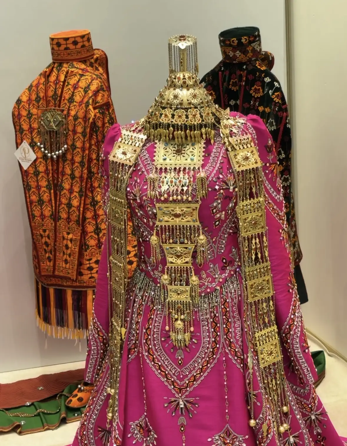 Türkmen fasonlar pombarh fasonlar Fasonlar 2025 fasonlar fason moda modalar Bezen bezen Türkmen fasonlar 2026 Türkmen fasonlar 2025 Türkmen fasonlar 2024 Türkmen fasonlar 2023 turkmenistan türkmenistan turkmen türkmen ashgabat  asgabat aşgabat balkan mary lebap dashoguz dasoguz daşoguz pombarh ponbarhat gulyupek gülýüpek stapel ştapel Gralan Çüýdeşen Abaýa Gadymy Krep Gurultaý 	Keteni Ýüpek Şifon Gipýur Lyon Welwet Atlas Kaşemir Streýç Suzana Ştapel Gülýüpek Pombarh Ýupka Gursakça Aksesuarlar Palto Penjek Okuw eşik Fata Sport eşik Uniforma Nakidka Öýme Şarf kompýuter ýaka ýaglyk Arenda köýnek 2nji el köýnek Taýyn köýnek Matalar Milli lybas milli lybaslar Toý köýnek Toý köýnekler toy koynek toy koynekler gundelik koynekler Gündelik	 
 köýnekler fata koynek Modern taze fason Eskiz koynektm turkmenkoynek türkmenkoynek fason moda moda fasonlar Iş eşik el iş	sada	ýakaly ýakasyz	keşdeli biserli	ýeňli giň nagyşly ýüregi açyk stoýka ýaka ýanly kombinasiýa 	zerli üsti aşak guşakly seçekli gysga ýeňli Keteni, Gadymy Milli lybas TürkmenTextile Expo 2025 17-25, 26-35 Gara, Goýy-gök, Sary yaz, guyz, gysh