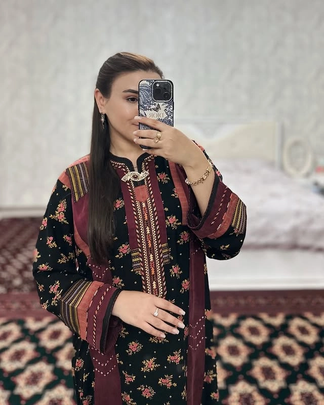 Türkmen fasonlar pombarh fasonlar Fasonlar 2025 fasonlar fason moda modalar Bezen bezen Türkmen fasonlar 2026 Türkmen fasonlar 2025 Türkmen fasonlar 2024 Türkmen fasonlar 2023 turkmenistan türkmenistan turkmen türkmen ashgabat  asgabat aşgabat balkan mary lebap dashoguz dasoguz daşoguz pombarh ponbarhat gulyupek gülýüpek stapel ştapel Gralan Çüýdeşen Abaýa Gadymy Krep Gurultaý 	Keteni Ýüpek Şifon Gipýur Lyon Welwet Atlas Kaşemir Streýç Suzana Ştapel Gülýüpek Pombarh Ýupka Gursakça Aksesuarlar Palto Penjek Okuw eşik Fata Sport eşik Uniforma Nakidka Öýme Şarf kompýuter ýaka ýaglyk Arenda köýnek 2nji el köýnek Taýyn köýnek Matalar Milli lybas milli lybaslar Toý köýnek Toý köýnekler toy koynek toy koynekler gundelik koynekler Gündelik	 
 köýnekler fata koynek Modern taze fason Eskiz koynektm turkmenkoynek türkmenkoynek fason moda moda fasonlar Iş eşik el iş	sada	ýakaly ýakasyz	keşdeli biserli	ýeňli giň nagyşly ýüregi açyk stoýka ýaka ýanly kombinasiýa 	zerli üsti aşak guşakly seçekli gysga ýeňli Ştapel, Gülýüpek Gündelik el iş, sada, ýakaly, ýeňli, giň 17-25, 26-35 Gara, Goýy-gyzyl tomus, guyz