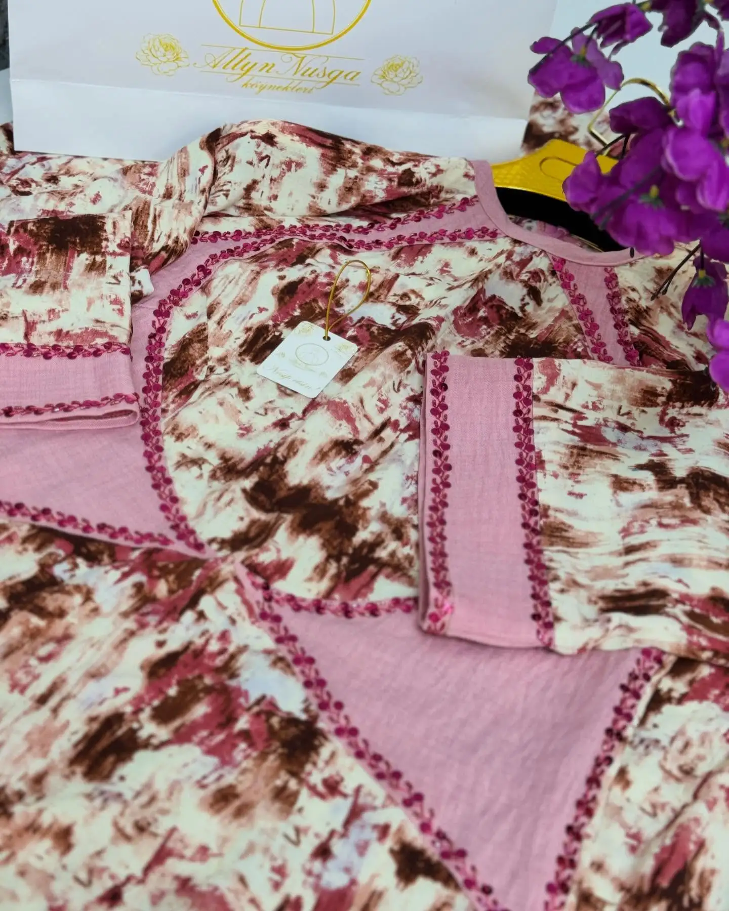 Türkmen fasonlar pombarh fasonlar Fasonlar 2025 fasonlar fason moda modalar Bezen bezen Türkmen fasonlar 2026 Türkmen fasonlar 2025 Türkmen fasonlar 2024 Türkmen fasonlar 2023 turkmenistan türkmenistan turkmen türkmen ashgabat  asgabat aşgabat balkan mary lebap dashoguz dasoguz daşoguz pombarh ponbarhat gulyupek gülýüpek stapel ştapel Gralan Çüýdeşen Abaýa Gadymy Krep Gurultaý 	Keteni Ýüpek Şifon Gipýur Lyon Welwet Atlas Kaşemir Streýç Suzana Ştapel Gülýüpek Pombarh Ýupka Gursakça Aksesuarlar Palto Penjek Okuw eşik Fata Sport eşik Uniforma Nakidka Öýme Şarf kompýuter ýaka ýaglyk Arenda köýnek 2nji el köýnek Taýyn köýnek Matalar Milli lybas milli lybaslar Toý köýnek Toý köýnekler toy koynek toy koynekler gundelik koynekler Gündelik	 
 köýnekler fata koynek Modern taze fason Eskiz koynektm turkmenkoynek türkmenkoynek fason moda moda fasonlar Iş eşik el iş	sada	ýakaly ýakasyz	keşdeli biserli	ýeňli giň nagyşly ýüregi açyk stoýka ýaka ýanly kombinasiýa 	zerli üsti aşak guşakly seçekli gysga ýeňli Ştapel, Gülýüpek  el iş, sada, ýakasyz  Gülgüne