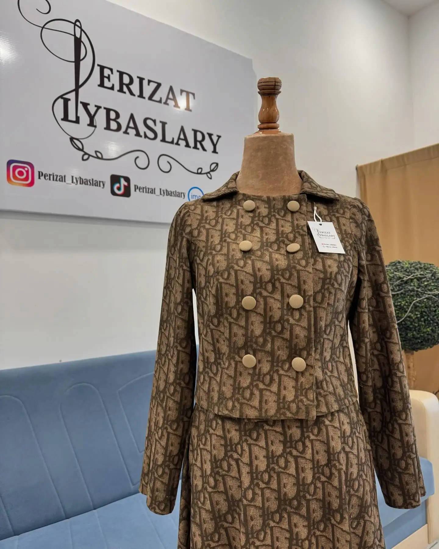 Türkmen fasonlar pombarh fasonlar Fasonlar 2025 fasonlar fason moda modalar Bezen bezen Türkmen fasonlar 2026 Türkmen fasonlar 2025 Türkmen fasonlar 2024 Türkmen fasonlar 2023 turkmenistan türkmenistan turkmen türkmen ashgabat  asgabat aşgabat balkan mary lebap dashoguz dasoguz daşoguz pombarh ponbarhat gulyupek gülýüpek stapel ştapel Gralan Çüýdeşen Abaýa Gadymy Krep Gurultaý 	Keteni Ýüpek Şifon Gipýur Lyon Welwet Atlas Kaşemir Streýç Suzana Ştapel Gülýüpek Pombarh Ýupka Gursakça Aksesuarlar Palto Penjek Okuw eşik Fata Sport eşik Uniforma Nakidka Öýme Şarf kompýuter ýaka ýaglyk Arenda köýnek 2nji el köýnek Taýyn köýnek Matalar Milli lybas milli lybaslar Toý köýnek Toý köýnekler toy koynek toy koynekler gundelik koynekler Gündelik	 
 köýnekler fata koynek Modern taze fason Eskiz koynektm turkmenkoynek türkmenkoynek fason moda moda fasonlar Iş eşik el iş	sada	ýakaly ýakasyz	keşdeli biserli	ýeňli giň nagyşly ýüregi açyk stoýka ýaka ýanly kombinasiýa 	zerli üsti aşak guşakly seçekli gysga ýeňli Welwet Gündelik üsti aşak  Goňur