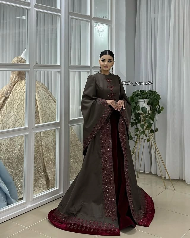 Türkmen fasonlar pombarh fasonlar Fasonlar 2025 fasonlar fason moda modalar Bezen bezen Türkmen fasonlar 2026 Türkmen fasonlar 2025 Türkmen fasonlar 2024 Türkmen fasonlar 2023 turkmenistan türkmenistan turkmen türkmen ashgabat  asgabat aşgabat balkan mary lebap dashoguz dasoguz daşoguz pombarh ponbarhat gulyupek gülýüpek stapel ştapel Gralan Çüýdeşen Abaýa Gadymy Krep Gurultaý 	Keteni Ýüpek Şifon Gipýur Lyon Welwet Atlas Kaşemir Streýç Suzana Ştapel Gülýüpek Pombarh Ýupka Gursakça Aksesuarlar Palto Penjek Okuw eşik Fata Sport eşik Uniforma Nakidka Öýme Şarf kompýuter ýaka ýaglyk Arenda köýnek 2nji el köýnek Taýyn köýnek Matalar Milli lybas milli lybaslar Toý köýnek Toý köýnekler toy koynek toy koynekler gundelik koynekler Gündelik	 
 köýnekler fata koynek Modern taze fason Eskiz koynektm turkmenkoynek türkmenkoynek fason moda moda fasonlar Iş eşik el iş	sada	ýakaly ýakasyz	keşdeli biserli	ýeňli giň nagyşly ýüregi açyk stoýka ýaka ýanly kombinasiýa 	zerli üsti aşak guşakly seçekli gysga ýeňli Ýüpek, Panbarhat (Pombarh) Toý köýnek, Modern sada, giň, kombinasiýa, zerli, nagyşly 26-35, 35+ Goýy-gyzyl, Çal