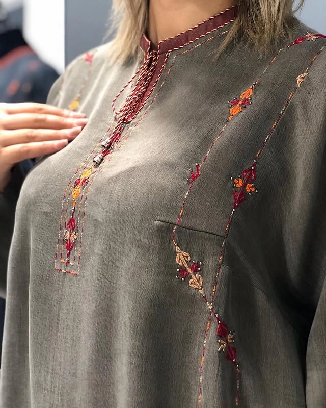 Türkmen fasonlar pombarh fasonlar Fasonlar 2025 fasonlar fason moda modalar Bezen bezen Türkmen fasonlar 2026 Türkmen fasonlar 2025 Türkmen fasonlar 2024 Türkmen fasonlar 2023 turkmenistan türkmenistan turkmen türkmen ashgabat  asgabat aşgabat balkan mary lebap dashoguz dasoguz daşoguz pombarh ponbarhat gulyupek gülýüpek stapel ştapel Gralan Çüýdeşen Abaýa Gadymy Krep Gurultaý 	Keteni Ýüpek Şifon Gipýur Lyon Welwet Atlas Kaşemir Streýç Suzana Ştapel Gülýüpek Pombarh Ýupka Gursakça Aksesuarlar Palto Penjek Okuw eşik Fata Sport eşik Uniforma Nakidka Öýme Şarf kompýuter ýaka ýaglyk Arenda köýnek 2nji el köýnek Taýyn köýnek Matalar Milli lybas milli lybaslar Toý köýnek Toý köýnekler toy koynek toy koynekler gundelik koynekler Gündelik	 
 köýnekler fata koynek Modern taze fason Eskiz koynektm turkmenkoynek türkmenkoynek fason moda moda fasonlar Iş eşik el iş	sada	ýakaly ýakasyz	keşdeli biserli	ýeňli giň nagyşly ýüregi açyk stoýka ýaka ýanly kombinasiýa 	zerli üsti aşak guşakly seçekli gysga ýeňli Gülýüpek Toý köýnek, Gündelik, Iş eşik el iş, keşdeli, ýakaly, ýanly, ýeňli, giň, nagyşly 17-25, 26-35, 35+ Wizon yaz, guyz