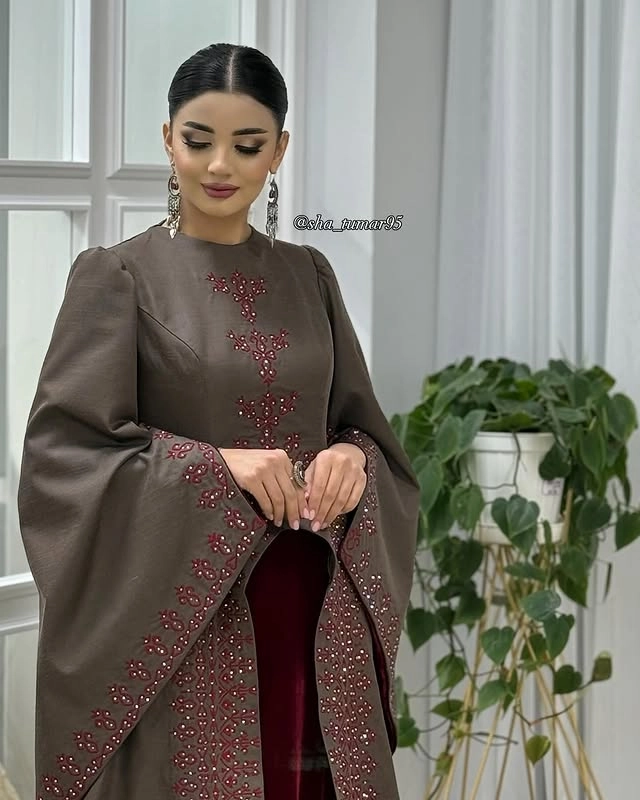 Türkmen fasonlar pombarh fasonlar Fasonlar 2025 fasonlar fason moda modalar Bezen bezen Türkmen fasonlar 2026 Türkmen fasonlar 2025 Türkmen fasonlar 2024 Türkmen fasonlar 2023 turkmenistan türkmenistan turkmen türkmen ashgabat  asgabat aşgabat balkan mary lebap dashoguz dasoguz daşoguz pombarh ponbarhat gulyupek gülýüpek stapel ştapel Gralan Çüýdeşen Abaýa Gadymy Krep Gurultaý 	Keteni Ýüpek Şifon Gipýur Lyon Welwet Atlas Kaşemir Streýç Suzana Ştapel Gülýüpek Pombarh Ýupka Gursakça Aksesuarlar Palto Penjek Okuw eşik Fata Sport eşik Uniforma Nakidka Öýme Şarf kompýuter ýaka ýaglyk Arenda köýnek 2nji el köýnek Taýyn köýnek Matalar Milli lybas milli lybaslar Toý köýnek Toý köýnekler toy koynek toy koynekler gundelik koynekler Gündelik	 
 köýnekler fata koynek Modern taze fason Eskiz koynektm turkmenkoynek türkmenkoynek fason moda moda fasonlar Iş eşik el iş	sada	ýakaly ýakasyz	keşdeli biserli	ýeňli giň nagyşly ýüregi açyk stoýka ýaka ýanly kombinasiýa 	zerli üsti aşak guşakly seçekli gysga ýeňli Ýüpek, Panbarhat (Pombarh) Toý köýnek, Modern sada, giň, kombinasiýa, zerli, nagyşly 26-35, 35+ Goýy-gyzyl, Çal