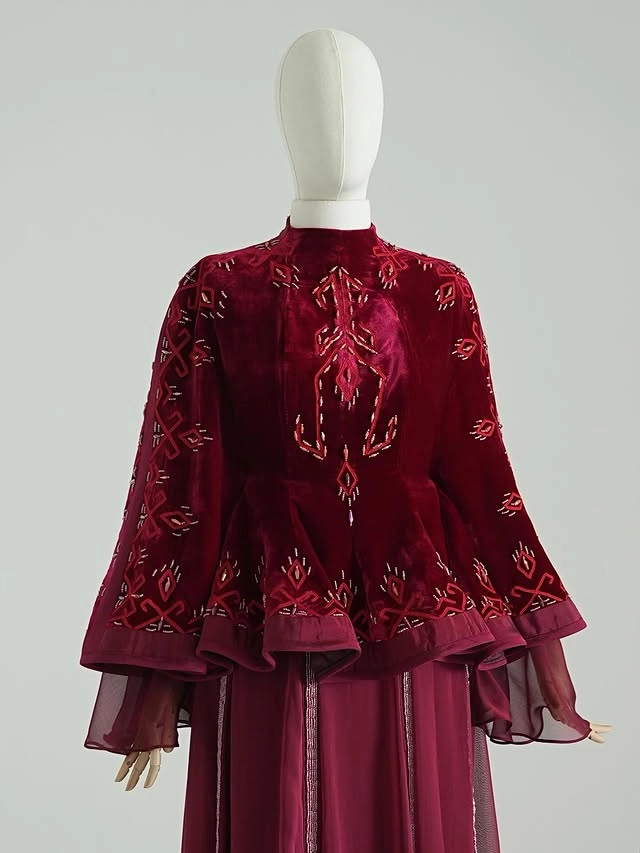 Türkmen fasonlar pombarh fasonlar Fasonlar 2025 fasonlar fason moda modalar Bezen bezen Türkmen fasonlar 2026 Türkmen fasonlar 2025 Türkmen fasonlar 2024 Türkmen fasonlar 2023 turkmenistan türkmenistan turkmen türkmen ashgabat  asgabat aşgabat balkan mary lebap dashoguz dasoguz daşoguz pombarh ponbarhat gulyupek gülýüpek stapel ştapel Gralan Çüýdeşen Abaýa Gadymy Krep Gurultaý 	Keteni Ýüpek Şifon Gipýur Lyon Welwet Atlas Kaşemir Streýç Suzana Ştapel Gülýüpek Pombarh Ýupka Gursakça Aksesuarlar Palto Penjek Okuw eşik Fata Sport eşik Uniforma Nakidka Öýme Şarf kompýuter ýaka ýaglyk Arenda köýnek 2nji el köýnek Taýyn köýnek Matalar Milli lybas milli lybaslar Toý köýnek Toý köýnekler toy koynek toy koynekler gundelik koynekler Gündelik	 
 köýnekler fata koynek Modern taze fason Eskiz koynektm turkmenkoynek türkmenkoynek fason moda moda fasonlar Iş eşik el iş	sada	ýakaly ýakasyz	keşdeli biserli	ýeňli giň nagyşly ýüregi açyk stoýka ýaka ýanly kombinasiýa 	zerli üsti aşak guşakly seçekli gysga ýeňli Şifon, Panbarhat (Pombarh) Toý köýnek el iş, keşdeli, ýakasyz, ýeňli, giň, kombinasiýa, üsti aşak, nagyşly 17-25, 26-35 Goýy-gyzyl, Gyzyl yaz, guyz Taýyn köýnek