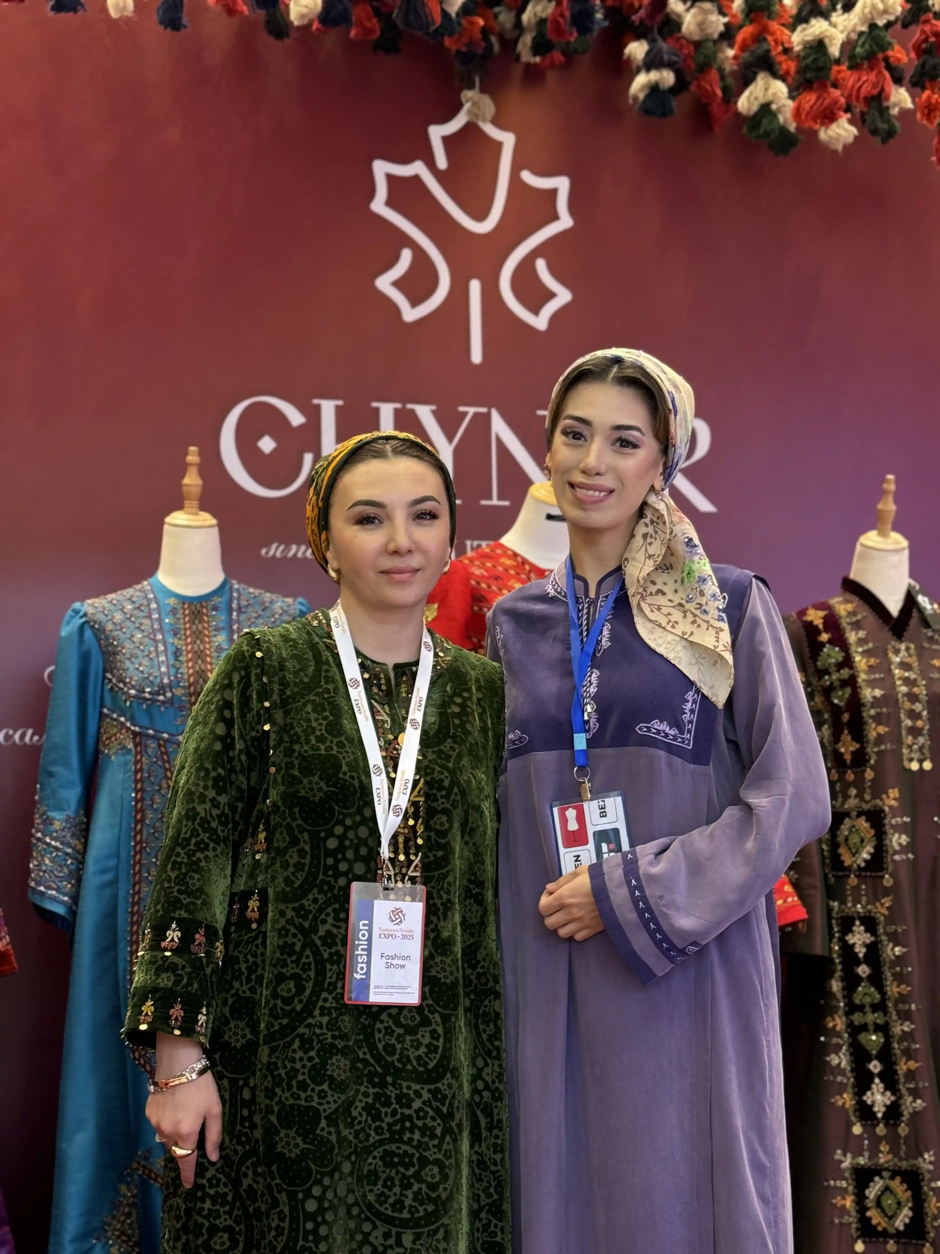 Türkmen fasonlar pombarh fasonlar Fasonlar 2025 fasonlar fason moda modalar Bezen bezen Türkmen fasonlar 2026 Türkmen fasonlar 2025 Türkmen fasonlar 2024 Türkmen fasonlar 2023 turkmenistan türkmenistan turkmen türkmen ashgabat  asgabat aşgabat balkan mary lebap dashoguz dasoguz daşoguz pombarh ponbarhat gulyupek gülýüpek stapel ştapel Gralan Çüýdeşen Abaýa Gadymy Krep Gurultaý 	Keteni Ýüpek Şifon Gipýur Lyon Welwet Atlas Kaşemir Streýç Suzana Ştapel Gülýüpek Pombarh Ýupka Gursakça Aksesuarlar Palto Penjek Okuw eşik Fata Sport eşik Uniforma Nakidka Öýme Şarf kompýuter ýaka ýaglyk Arenda köýnek 2nji el köýnek Taýyn köýnek Matalar Milli lybas milli lybaslar Toý köýnek Toý köýnekler toy koynek toy koynekler gundelik koynekler Gündelik	 
 köýnekler fata koynek Modern taze fason Eskiz koynektm turkmenkoynek türkmenkoynek fason moda moda fasonlar Iş eşik el iş	sada	ýakaly ýakasyz	keşdeli biserli	ýeňli giň nagyşly ýüregi açyk stoýka ýaka ýanly kombinasiýa 	zerli üsti aşak guşakly seçekli gysga ýeňli Panbarhat (Pombarh) Toý köýnek, Gündelik TürkmenTextile Expo 2025 26-35, 35+ Goýy-ýaşyl guyz