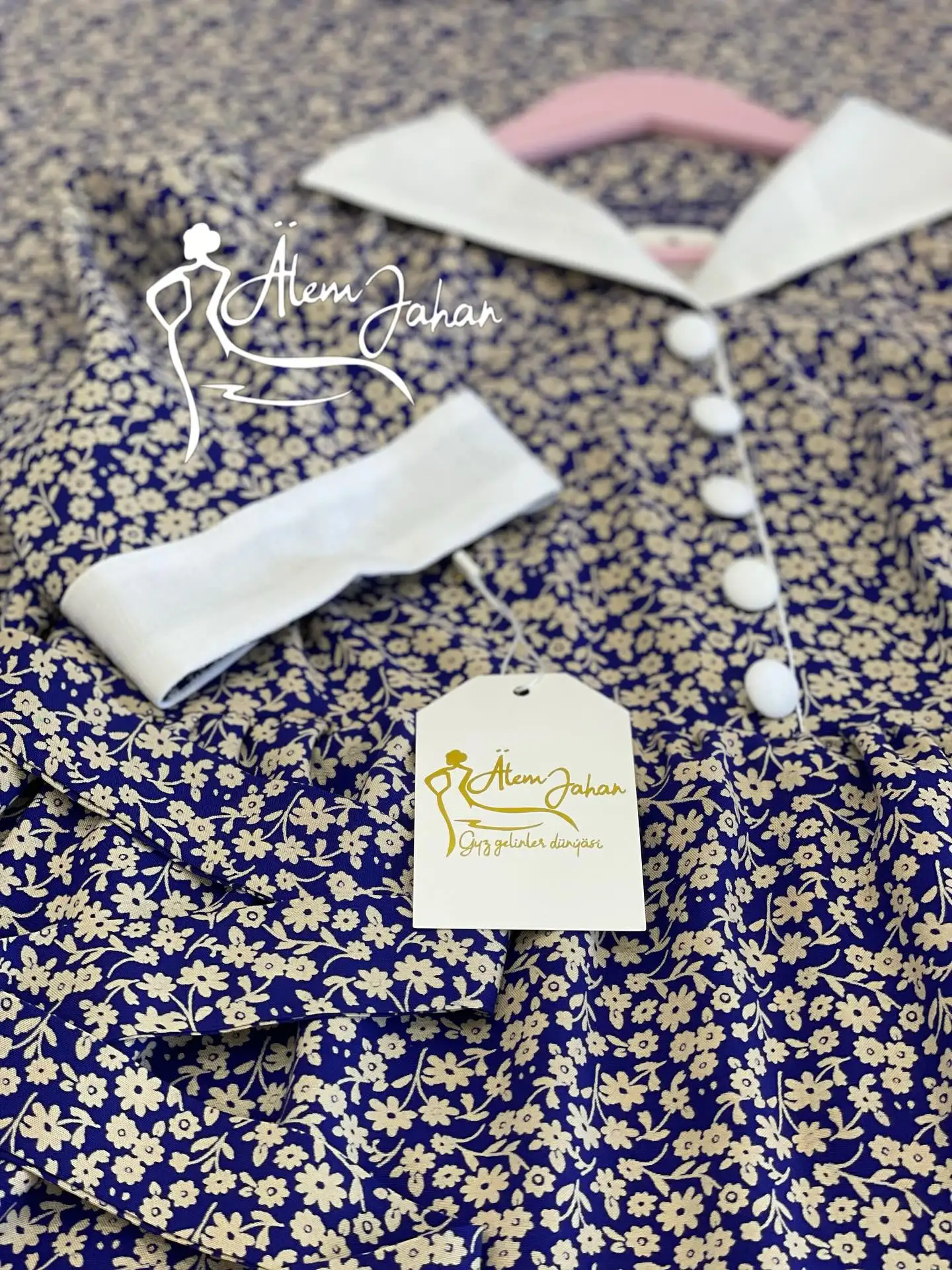 Türkmen fasonlar pombarh fasonlar Fasonlar 2025 fasonlar fason moda modalar Bezen bezen Türkmen fasonlar 2026 Türkmen fasonlar 2025 Türkmen fasonlar 2024 Türkmen fasonlar 2023 turkmenistan türkmenistan turkmen türkmen ashgabat  asgabat aşgabat balkan mary lebap dashoguz dasoguz daşoguz pombarh ponbarhat gulyupek gülýüpek stapel ştapel Gralan Çüýdeşen Abaýa Gadymy Krep Gurultaý 	Keteni Ýüpek Şifon Gipýur Lyon Welwet Atlas Kaşemir Streýç Suzana Ştapel Gülýüpek Pombarh Ýupka Gursakça Aksesuarlar Palto Penjek Okuw eşik Fata Sport eşik Uniforma Nakidka Öýme Şarf kompýuter ýaka ýaglyk Arenda köýnek 2nji el köýnek Taýyn köýnek Matalar Milli lybas milli lybaslar Toý köýnek Toý köýnekler toy koynek toy koynekler gundelik koynekler Gündelik	 
 köýnekler fata koynek Modern taze fason Eskiz koynektm turkmenkoynek türkmenkoynek fason moda moda fasonlar Iş eşik el iş	sada	ýakaly ýakasyz	keşdeli biserli	ýeňli giň nagyşly ýüregi açyk stoýka ýaka ýanly kombinasiýa 	zerli üsti aşak guşakly seçekli gysga ýeňli Ştapel Gündelik el iş, ýakaly, gysga ýeňli, giň 17-25, 26-35 Bežewyý, Goýy-gök tomus, guyz