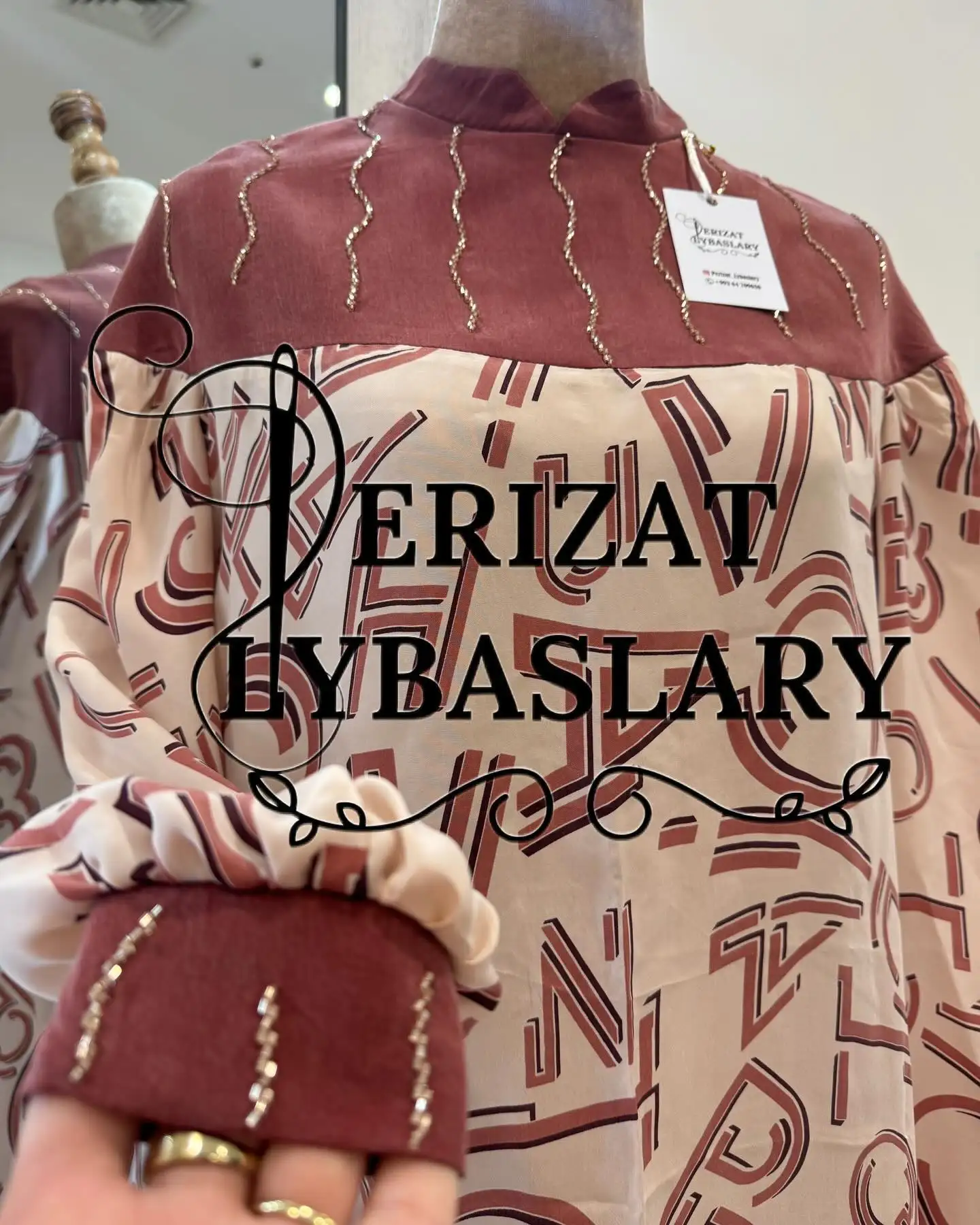 Türkmen fasonlar pombarh fasonlar Fasonlar 2025 fasonlar fason moda modalar Bezen bezen Türkmen fasonlar 2026 Türkmen fasonlar 2025 Türkmen fasonlar 2024 Türkmen fasonlar 2023 turkmenistan türkmenistan turkmen türkmen ashgabat  asgabat aşgabat balkan mary lebap dashoguz dasoguz daşoguz pombarh ponbarhat gulyupek gülýüpek stapel ştapel Gralan Çüýdeşen Abaýa Gadymy Krep Gurultaý 	Keteni Ýüpek Şifon Gipýur Lyon Welwet Atlas Kaşemir Streýç Suzana Ştapel Gülýüpek Pombarh Ýupka Gursakça Aksesuarlar Palto Penjek Okuw eşik Fata Sport eşik Uniforma Nakidka Öýme Şarf kompýuter ýaka ýaglyk Arenda köýnek 2nji el köýnek Taýyn köýnek Matalar Milli lybas milli lybaslar Toý köýnek Toý köýnekler toy koynek toy koynekler gundelik koynekler Gündelik	 
 köýnekler fata koynek Modern taze fason Eskiz koynektm turkmenkoynek türkmenkoynek fason moda moda fasonlar Iş eşik el iş	sada	ýakaly ýakasyz	keşdeli biserli	ýeňli giň nagyşly ýüregi açyk stoýka ýaka ýanly kombinasiýa 	zerli üsti aşak guşakly seçekli gysga ýeňli Lyon, Ştapel Gündelik sada, ýakasyz, biserli  Bežewyý, Goýy-gyzyl