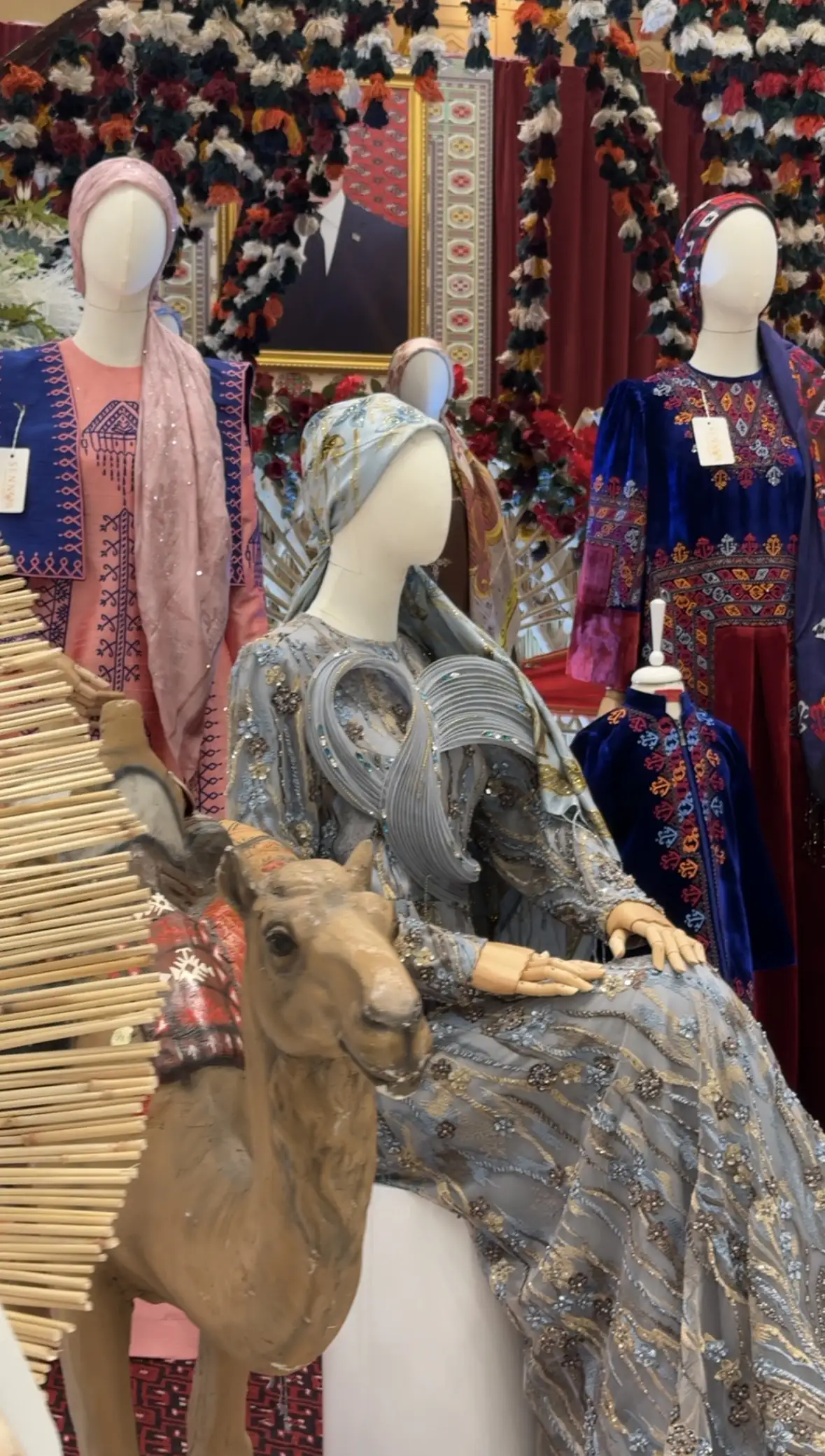 Türkmen fasonlar pombarh fasonlar Fasonlar 2025 fasonlar fason moda modalar Bezen bezen Türkmen fasonlar 2026 Türkmen fasonlar 2025 Türkmen fasonlar 2024 Türkmen fasonlar 2023 turkmenistan türkmenistan turkmen türkmen ashgabat  asgabat aşgabat balkan mary lebap dashoguz dasoguz daşoguz pombarh ponbarhat gulyupek gülýüpek stapel ştapel Gralan Çüýdeşen Abaýa Gadymy Krep Gurultaý 	Keteni Ýüpek Şifon Gipýur Lyon Welwet Atlas Kaşemir Streýç Suzana Ştapel Gülýüpek Pombarh Ýupka Gursakça Aksesuarlar Palto Penjek Okuw eşik Fata Sport eşik Uniforma Nakidka Öýme Şarf kompýuter ýaka ýaglyk Arenda köýnek 2nji el köýnek Taýyn köýnek Matalar Milli lybas milli lybaslar Toý köýnek Toý köýnekler toy koynek toy koynekler gundelik koynekler Gündelik	 
 köýnekler fata koynek Modern taze fason Eskiz koynektm turkmenkoynek türkmenkoynek fason moda moda fasonlar Iş eşik el iş	sada	ýakaly ýakasyz	keşdeli biserli	ýeňli giň nagyşly ýüregi açyk stoýka ýaka ýanly kombinasiýa 	zerli üsti aşak guşakly seçekli gysga ýeňli Panbarhat (Pombarh), Şifon, Keteni, Şantu Toý köýnek, Modern TürkmenTextile Expo 2025 -12, 35+ Goýy-gyzyl, Wizon, Gülgüne, Pudra, Goýy-gök yaz, guyz, gysh