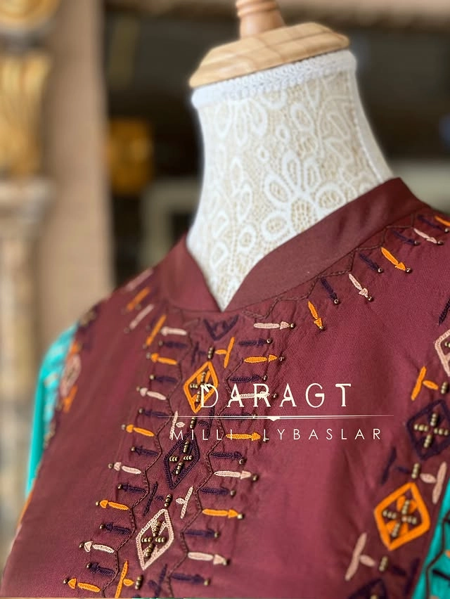 Türkmen fasonlar pombarh fasonlar Fasonlar 2025 fasonlar fason moda modalar Bezen bezen Türkmen fasonlar 2026 Türkmen fasonlar 2025 Türkmen fasonlar 2024 Türkmen fasonlar 2023 turkmenistan türkmenistan turkmen türkmen ashgabat  asgabat aşgabat balkan mary lebap dashoguz dasoguz daşoguz pombarh ponbarhat gulyupek gülýüpek stapel ştapel Gralan Çüýdeşen Abaýa Gadymy Krep Gurultaý 	Keteni Ýüpek Şifon Gipýur Lyon Welwet Atlas Kaşemir Streýç Suzana Ştapel Gülýüpek Pombarh Ýupka Gursakça Aksesuarlar Palto Penjek Okuw eşik Fata Sport eşik Uniforma Nakidka Öýme Şarf kompýuter ýaka ýaglyk Arenda köýnek 2nji el köýnek Taýyn köýnek Matalar Milli lybas milli lybaslar Toý köýnek Toý köýnekler toy koynek toy koynekler gundelik koynekler Gündelik	 
 köýnekler fata koynek Modern taze fason Eskiz koynektm turkmenkoynek türkmenkoynek fason moda moda fasonlar Iş eşik el iş	sada	ýakaly ýakasyz	keşdeli biserli	ýeňli giň nagyşly ýüregi açyk stoýka ýaka ýanly kombinasiýa 	zerli üsti aşak guşakly seçekli gysga ýeňli Gülýüpek Milli lybas el iş, keşdeli, ýakaly, ýeňli, giň, nagyşly 26-35 Goýy-gyzyl, Ýaşyl yaz, tomus, guyz