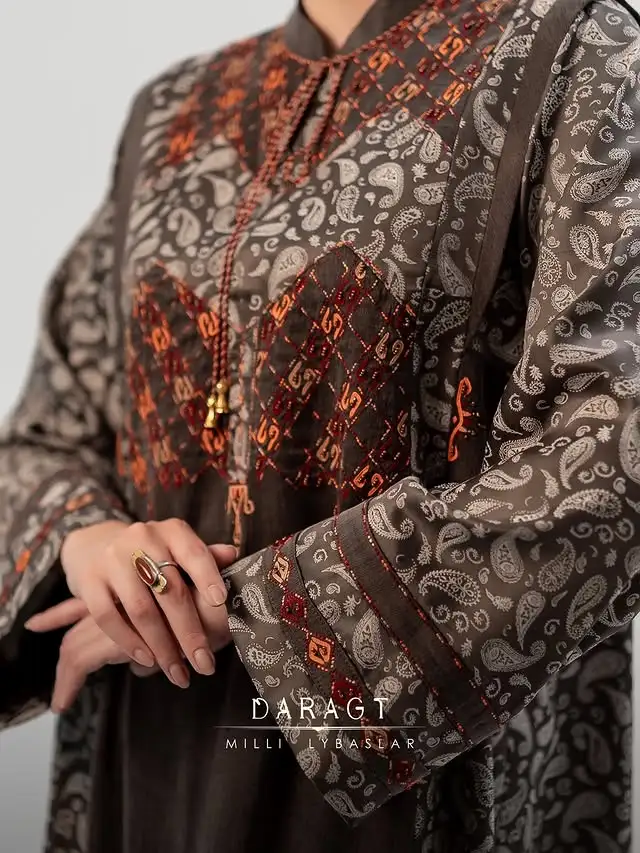 Türkmen fasonlar pombarh fasonlar Fasonlar 2025 fasonlar fason moda modalar Bezen bezen Türkmen fasonlar 2026 Türkmen fasonlar 2025 Türkmen fasonlar 2024 Türkmen fasonlar 2023 turkmenistan türkmenistan turkmen türkmen ashgabat  asgabat aşgabat balkan mary lebap dashoguz dasoguz daşoguz pombarh ponbarhat gulyupek gülýüpek stapel ştapel Gralan Çüýdeşen Abaýa Gadymy Krep Gurultaý 	Keteni Ýüpek Şifon Gipýur Lyon Welwet Atlas Kaşemir Streýç Suzana Ştapel Gülýüpek Pombarh Ýupka Gursakça Aksesuarlar Palto Penjek Okuw eşik Fata Sport eşik Uniforma Nakidka Öýme Şarf kompýuter ýaka ýaglyk Arenda köýnek 2nji el köýnek Taýyn köýnek Matalar Milli lybas milli lybaslar Toý köýnek Toý köýnekler toy koynek toy koynekler gundelik koynekler Gündelik	 
 köýnekler fata koynek Modern taze fason Eskiz koynektm turkmenkoynek türkmenkoynek fason moda moda fasonlar Iş eşik el iş	sada	ýakaly ýakasyz	keşdeli biserli	ýeňli giň nagyşly ýüregi açyk stoýka ýaka ýanly kombinasiýa 	zerli üsti aşak guşakly seçekli gysga ýeňli Gülýüpek Modern, Milli lybas el iş, keşdeli, ýakasyz, ýanly, ýeňli, giň, nagyşly 17-25, 26-35 Çal, Goýy-goňur yaz, tomus, guyz, gysh