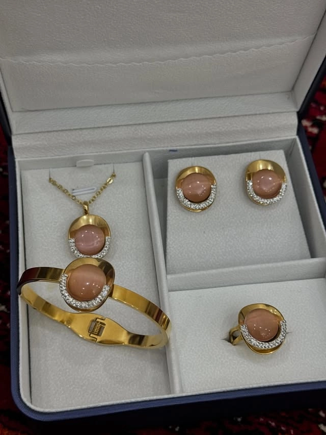 Türkmen fasonlar pombarh fasonlar Fasonlar 2025 fasonlar fason moda modalar Bezen bezen Türkmen fasonlar 2026 Türkmen fasonlar 2025 Türkmen fasonlar 2024 Türkmen fasonlar 2023 turkmenistan türkmenistan turkmen türkmen ashgabat  asgabat aşgabat balkan mary lebap dashoguz dasoguz daşoguz pombarh ponbarhat gulyupek gülýüpek stapel ştapel Gralan Çüýdeşen Abaýa Gadymy Krep Gurultaý 	Keteni Ýüpek Şifon Gipýur Lyon Welwet Atlas Kaşemir Streýç Suzana Ştapel Gülýüpek Pombarh Ýupka Gursakça Aksesuarlar Palto Penjek Okuw eşik Fata Sport eşik Uniforma Nakidka Öýme Şarf kompýuter ýaka ýaglyk Arenda köýnek 2nji el köýnek Taýyn köýnek Matalar Milli lybas milli lybaslar Toý köýnek Toý köýnekler toy koynek toy koynekler gundelik koynekler Gündelik	 
 köýnekler fata koynek Modern taze fason Eskiz koynektm turkmenkoynek türkmenkoynek fason moda moda fasonlar Iş eşik el iş	sada	ýakaly ýakasyz	keşdeli biserli	ýeňli giň nagyşly ýüregi açyk stoýka ýaka ýanly kombinasiýa 	zerli üsti aşak guşakly seçekli gysga ýeňli 