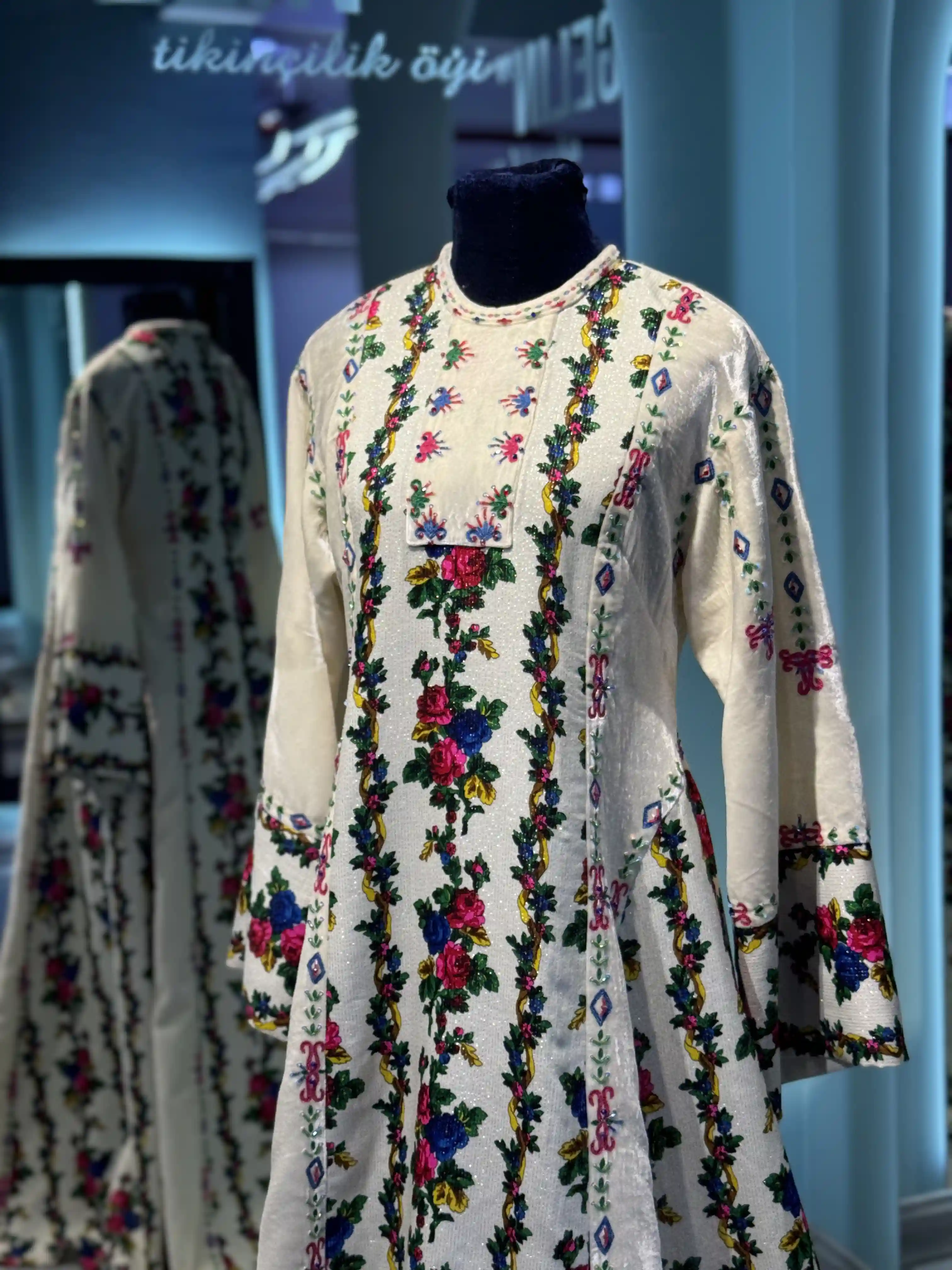 Türkmen fasonlar pombarh fasonlar Fasonlar 2025 fasonlar fason moda modalar Bezen bezen Türkmen fasonlar 2026 Türkmen fasonlar 2025 Türkmen fasonlar 2024 Türkmen fasonlar 2023 turkmenistan türkmenistan turkmen türkmen ashgabat  asgabat aşgabat balkan mary lebap dashoguz dasoguz daşoguz pombarh ponbarhat gulyupek gülýüpek stapel ştapel Gralan Çüýdeşen Abaýa Gadymy Krep Gurultaý 	Keteni Ýüpek Şifon Gipýur Lyon Welwet Atlas Kaşemir Streýç Suzana Ştapel Gülýüpek Pombarh Ýupka Gursakça Aksesuarlar Palto Penjek Okuw eşik Fata Sport eşik Uniforma Nakidka Öýme Şarf kompýuter ýaka ýaglyk Arenda köýnek 2nji el köýnek Taýyn köýnek Matalar Milli lybas milli lybaslar Toý köýnek Toý köýnekler toy koynek toy koynekler gundelik koynekler Gündelik	 
 köýnekler fata koynek Modern taze fason Eskiz koynektm turkmenkoynek türkmenkoynek fason moda moda fasonlar Iş eşik el iş	sada	ýakaly ýakasyz	keşdeli biserli	ýeňli giň nagyşly ýüregi açyk stoýka ýaka ýanly kombinasiýa 	zerli üsti aşak guşakly seçekli gysga ýeňli Panbarhat (Pombarh) Toý köýnek, Gündelik sada, ýakasyz, ýeňli 17-25, 26-35 Bežewyý