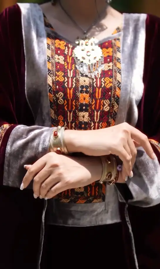 Türkmen fasonlar pombarh fasonlar Fasonlar 2025 fasonlar fason moda modalar Bezen bezen Türkmen fasonlar 2026 Türkmen fasonlar 2025 Türkmen fasonlar 2024 Türkmen fasonlar 2023 turkmenistan türkmenistan turkmen türkmen ashgabat  asgabat aşgabat balkan mary lebap dashoguz dasoguz daşoguz pombarh ponbarhat gulyupek gülýüpek stapel ştapel Gralan Çüýdeşen Abaýa Gadymy Krep Gurultaý 	Keteni Ýüpek Şifon Gipýur Lyon Welwet Atlas Kaşemir Streýç Suzana Ştapel Gülýüpek Pombarh Ýupka Gursakça Aksesuarlar Palto Penjek Okuw eşik Fata Sport eşik Uniforma Nakidka Öýme Şarf kompýuter ýaka ýaglyk Arenda köýnek 2nji el köýnek Taýyn köýnek Matalar Milli lybas milli lybaslar Toý köýnek Toý köýnekler toy koynek toy koynekler gundelik koynekler Gündelik	 
 köýnekler fata koynek Modern taze fason Eskiz koynektm turkmenkoynek türkmenkoynek fason moda moda fasonlar Iş eşik el iş	sada	ýakaly ýakasyz	keşdeli biserli	ýeňli giň nagyşly ýüregi açyk stoýka ýaka ýanly kombinasiýa 	zerli üsti aşak guşakly seçekli gysga ýeňli Panbarhat (Pombarh) Toý köýnek ýakaly, ýeňli, giň 17-25, 26-35 Goýy-gyzyl yaz, guyz, gysh