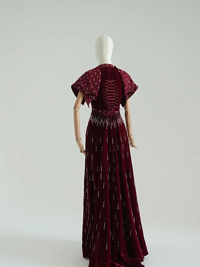 Türkmen fasonlar pombarh fasonlar Fasonlar 2025 fasonlar fason moda modalar Bezen bezen Türkmen fasonlar 2026 Türkmen fasonlar 2025 Türkmen fasonlar 2024 Türkmen fasonlar 2023 turkmenistan türkmenistan turkmen türkmen ashgabat  asgabat aşgabat balkan mary lebap dashoguz dasoguz daşoguz pombarh ponbarhat gulyupek gülýüpek stapel ştapel Gralan Çüýdeşen Abaýa Gadymy Krep Gurultaý 	Keteni Ýüpek Şifon Gipýur Lyon Welwet Atlas Kaşemir Streýç Suzana Ştapel Gülýüpek Pombarh Ýupka Gursakça Aksesuarlar Palto Penjek Okuw eşik Fata Sport eşik Uniforma Nakidka Öýme Şarf kompýuter ýaka ýaglyk Arenda köýnek 2nji el köýnek Taýyn köýnek Matalar Milli lybas milli lybaslar Toý köýnek Toý köýnekler toy koynek toy koynekler gundelik koynekler Gündelik	 
 köýnekler fata koynek Modern taze fason Eskiz koynektm turkmenkoynek türkmenkoynek fason moda moda fasonlar Iş eşik el iş	sada	ýakaly ýakasyz	keşdeli biserli	ýeňli giň nagyşly ýüregi açyk stoýka ýaka ýanly kombinasiýa 	zerli üsti aşak guşakly seçekli gysga ýeňli Panbarhat (Pombarh) Toý köýnek, Modern el iş, ýakasyz, gysga ýeňli, giň 26-35 Goýy-gyzyl tomus, guyz Taýyn köýnek