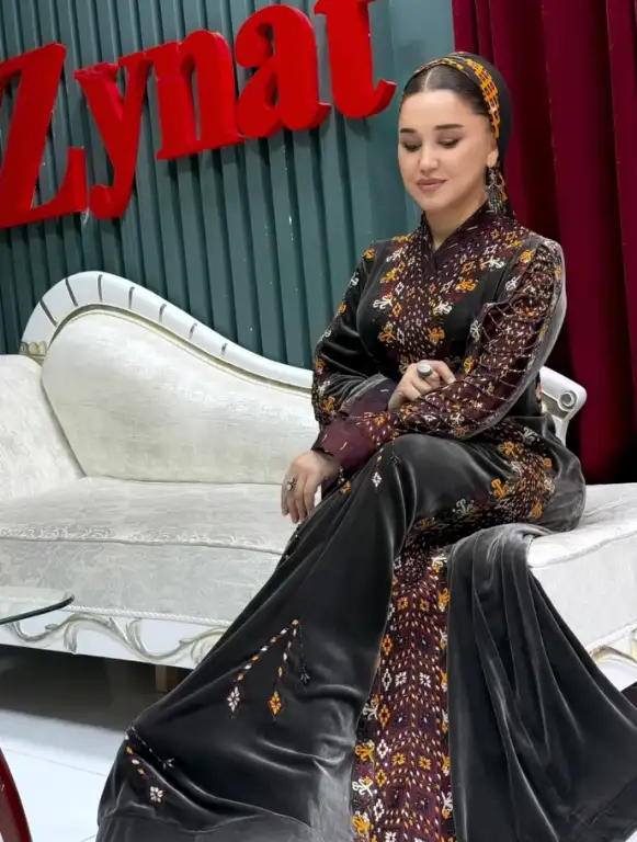 Türkmen fasonlar pombarh fasonlar Fasonlar 2025 fasonlar fason moda modalar Bezen bezen Türkmen fasonlar 2026 Türkmen fasonlar 2025 Türkmen fasonlar 2024 Türkmen fasonlar 2023 turkmenistan türkmenistan turkmen türkmen ashgabat  asgabat aşgabat balkan mary lebap dashoguz dasoguz daşoguz pombarh ponbarhat gulyupek gülýüpek stapel ştapel Gralan Çüýdeşen Abaýa Gadymy Krep Gurultaý 	Keteni Ýüpek Şifon Gipýur Lyon Welwet Atlas Kaşemir Streýç Suzana Ştapel Gülýüpek Pombarh Ýupka Gursakça Aksesuarlar Palto Penjek Okuw eşik Fata Sport eşik Uniforma Nakidka Öýme Şarf kompýuter ýaka ýaglyk Arenda köýnek 2nji el köýnek Taýyn köýnek Matalar Milli lybas milli lybaslar Toý köýnek Toý köýnekler toy koynek toy koynekler gundelik koynekler Gündelik	 
 köýnekler fata koynek Modern taze fason Eskiz koynektm turkmenkoynek türkmenkoynek fason moda moda fasonlar Iş eşik el iş	sada	ýakaly ýakasyz	keşdeli biserli	ýeňli giň nagyşly ýüregi açyk stoýka ýaka ýanly kombinasiýa 	zerli üsti aşak guşakly seçekli gysga ýeňli Panbarhat (Pombarh) Toý köýnek, Milli lybas el iş, keşdeli, ýeňli, giň, nagyşly 26-35, 35+ Goýy-çal yaz, tomus, guyz, gysh