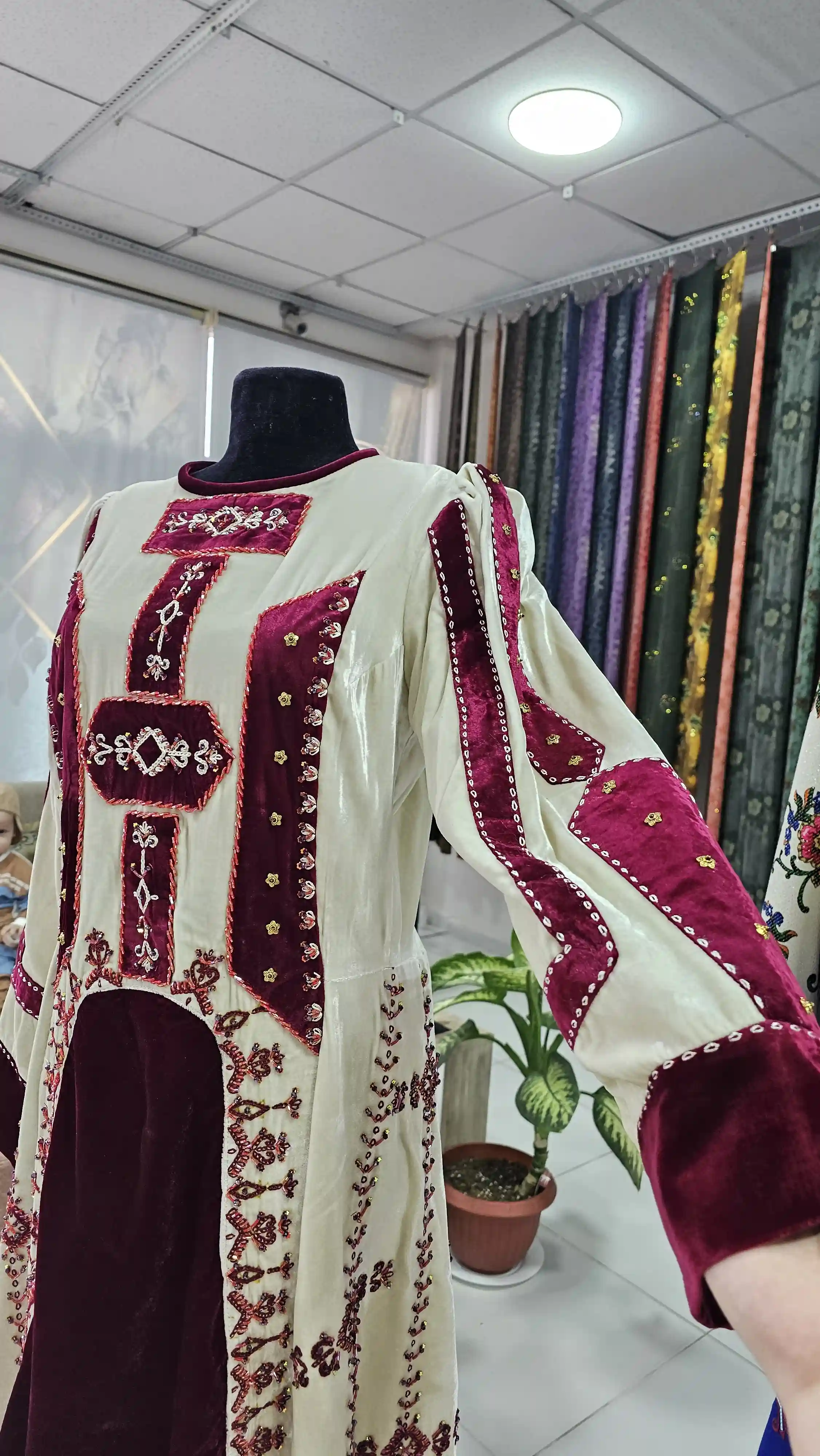 Türkmen fasonlar pombarh fasonlar Fasonlar 2025 fasonlar fason moda modalar Bezen bezen Türkmen fasonlar 2026 Türkmen fasonlar 2025 Türkmen fasonlar 2024 Türkmen fasonlar 2023 turkmenistan türkmenistan turkmen türkmen ashgabat  asgabat aşgabat balkan mary lebap dashoguz dasoguz daşoguz pombarh ponbarhat gulyupek gülýüpek stapel ştapel Gralan Çüýdeşen Abaýa Gadymy Krep Gurultaý 	Keteni Ýüpek Şifon Gipýur Lyon Welwet Atlas Kaşemir Streýç Suzana Ştapel Gülýüpek Pombarh Ýupka Gursakça Aksesuarlar Palto Penjek Okuw eşik Fata Sport eşik Uniforma Nakidka Öýme Şarf kompýuter ýaka ýaglyk Arenda köýnek 2nji el köýnek Taýyn köýnek Matalar Milli lybas milli lybaslar Toý köýnek Toý köýnekler toy koynek toy koynekler gundelik koynekler Gündelik	 
 köýnekler fata koynek Modern taze fason Eskiz koynektm turkmenkoynek türkmenkoynek fason moda moda fasonlar Iş eşik el iş	sada	ýakaly ýakasyz	keşdeli biserli	ýeňli giň nagyşly ýüregi açyk stoýka ýaka ýanly kombinasiýa 	zerli üsti aşak guşakly seçekli gysga ýeňli Panbarhat (Pombarh) Toý köýnek el iş, keşdeli, biserli 17-25 Ak, Gyzyl yaz, tomus, guyz, gysh 2nji el