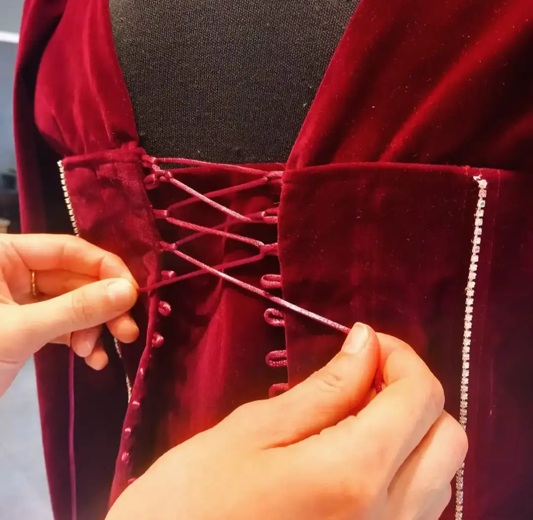 Türkmen fasonlar pombarh fasonlar Fasonlar 2025 fasonlar fason moda modalar Bezen bezen Türkmen fasonlar 2026 Türkmen fasonlar 2025 Türkmen fasonlar 2024 Türkmen fasonlar 2023 turkmenistan türkmenistan turkmen türkmen ashgabat  asgabat aşgabat balkan mary lebap dashoguz dasoguz daşoguz pombarh ponbarhat gulyupek gülýüpek stapel ştapel Gralan Çüýdeşen Abaýa Gadymy Krep Gurultaý 	Keteni Ýüpek Şifon Gipýur Lyon Welwet Atlas Kaşemir Streýç Suzana Ştapel Gülýüpek Pombarh Ýupka Gursakça Aksesuarlar Palto Penjek Okuw eşik Fata Sport eşik Uniforma Nakidka Öýme Şarf kompýuter ýaka ýaglyk Arenda köýnek 2nji el köýnek Taýyn köýnek Matalar Milli lybas milli lybaslar Toý köýnek Toý köýnekler toy koynek toy koynekler gundelik koynekler Gündelik	 
 köýnekler fata koynek Modern taze fason Eskiz koynektm turkmenkoynek türkmenkoynek fason moda moda fasonlar Iş eşik el iş	sada	ýakaly ýakasyz	keşdeli biserli	ýeňli giň nagyşly ýüregi açyk stoýka ýaka ýanly kombinasiýa 	zerli üsti aşak guşakly seçekli gysga ýeňli Panbarhat (Pombarh) Iş eşik el iş, sada, ýakasyz, ýeňli, giň 26-35, 35+ Goýy-gyzyl, Gülgüne guyz