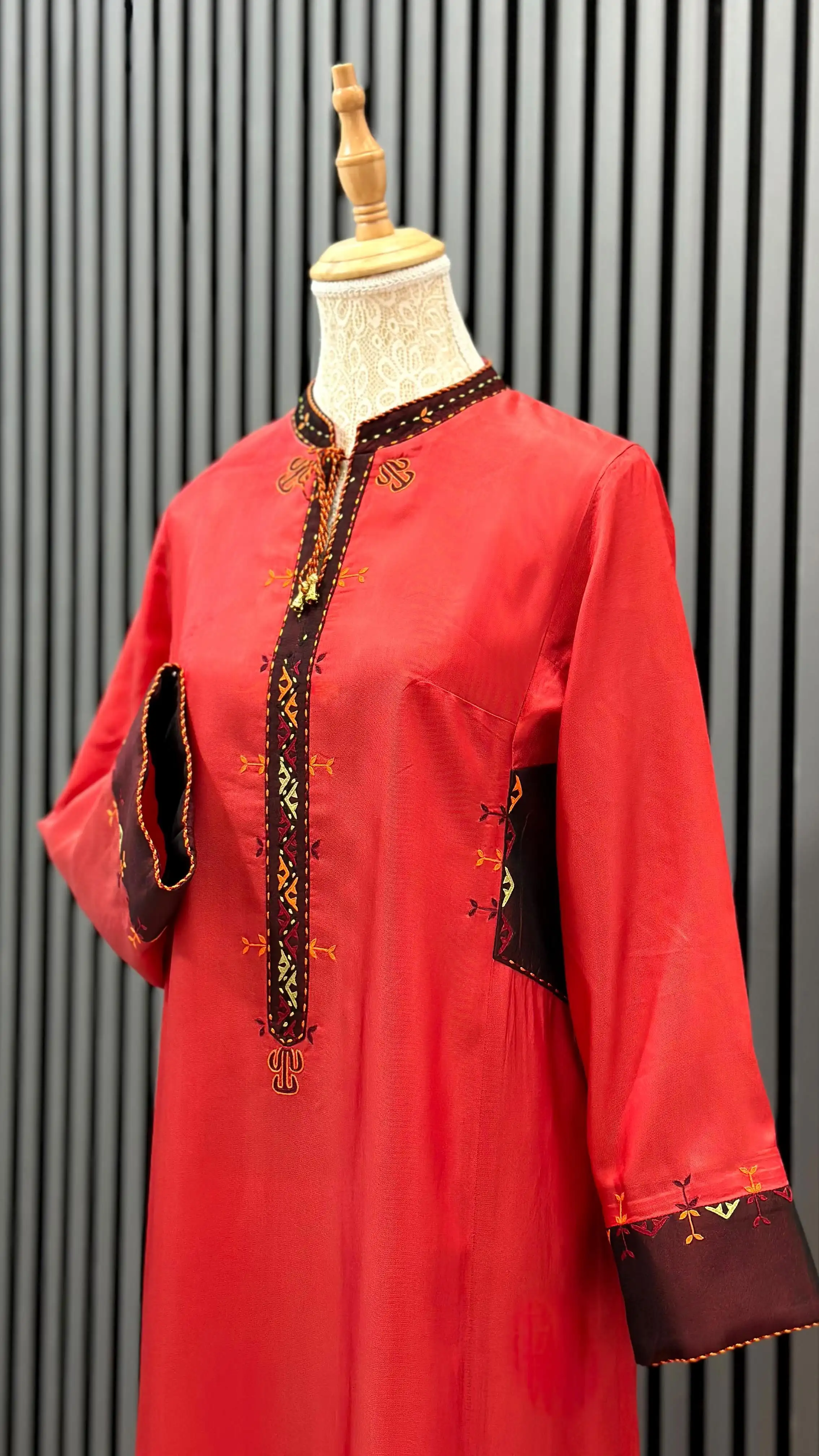 Türkmen fasonlar pombarh fasonlar Fasonlar 2025 fasonlar fason moda modalar Bezen bezen Türkmen fasonlar 2026 Türkmen fasonlar 2025 Türkmen fasonlar 2024 Türkmen fasonlar 2023 turkmenistan türkmenistan turkmen türkmen ashgabat  asgabat aşgabat balkan mary lebap dashoguz dasoguz daşoguz pombarh ponbarhat gulyupek gülýüpek stapel ştapel Gralan Çüýdeşen Abaýa Gadymy Krep Gurultaý 	Keteni Ýüpek Şifon Gipýur Lyon Welwet Atlas Kaşemir Streýç Suzana Ştapel Gülýüpek Pombarh Ýupka Gursakça Aksesuarlar Palto Penjek Okuw eşik Fata Sport eşik Uniforma Nakidka Öýme Şarf kompýuter ýaka ýaglyk Arenda köýnek 2nji el köýnek Taýyn köýnek Matalar Milli lybas milli lybaslar Toý köýnek Toý köýnekler toy koynek toy koynekler gundelik koynekler Gündelik	 
 köýnekler fata koynek Modern taze fason Eskiz koynektm turkmenkoynek türkmenkoynek fason moda moda fasonlar Iş eşik el iş	sada	ýakaly ýakasyz	keşdeli biserli	ýeňli giň nagyşly ýüregi açyk stoýka ýaka ýanly kombinasiýa 	zerli üsti aşak guşakly seçekli gysga ýeňli Lyon Toý köýnek, Gündelik el iş, ýakaly  Gyzyl