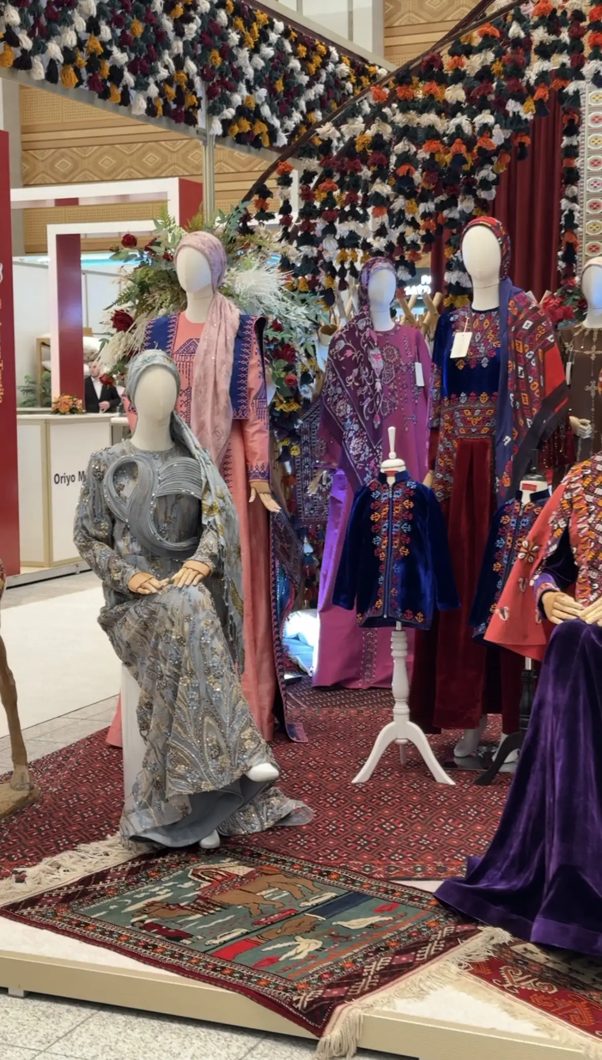 Türkmen fasonlar pombarh fasonlar Fasonlar 2025 fasonlar fason moda modalar Bezen bezen Türkmen fasonlar 2026 Türkmen fasonlar 2025 Türkmen fasonlar 2024 Türkmen fasonlar 2023 turkmenistan türkmenistan turkmen türkmen ashgabat  asgabat aşgabat balkan mary lebap dashoguz dasoguz daşoguz pombarh ponbarhat gulyupek gülýüpek stapel ştapel Gralan Çüýdeşen Abaýa Gadymy Krep Gurultaý 	Keteni Ýüpek Şifon Gipýur Lyon Welwet Atlas Kaşemir Streýç Suzana Ştapel Gülýüpek Pombarh Ýupka Gursakça Aksesuarlar Palto Penjek Okuw eşik Fata Sport eşik Uniforma Nakidka Öýme Şarf kompýuter ýaka ýaglyk Arenda köýnek 2nji el köýnek Taýyn köýnek Matalar Milli lybas milli lybaslar Toý köýnek Toý köýnekler toy koynek toy koynekler gundelik koynekler Gündelik	 
 köýnekler fata koynek Modern taze fason Eskiz koynektm turkmenkoynek türkmenkoynek fason moda moda fasonlar Iş eşik el iş	sada	ýakaly ýakasyz	keşdeli biserli	ýeňli giň nagyşly ýüregi açyk stoýka ýaka ýanly kombinasiýa 	zerli üsti aşak guşakly seçekli gysga ýeňli Panbarhat (Pombarh), Şifon, Keteni, Şantu Toý köýnek, Modern TürkmenTextile Expo 2025 -12, 35+ Goýy-gyzyl, Wizon, Gülgüne, Pudra, Goýy-gök yaz, guyz, gysh