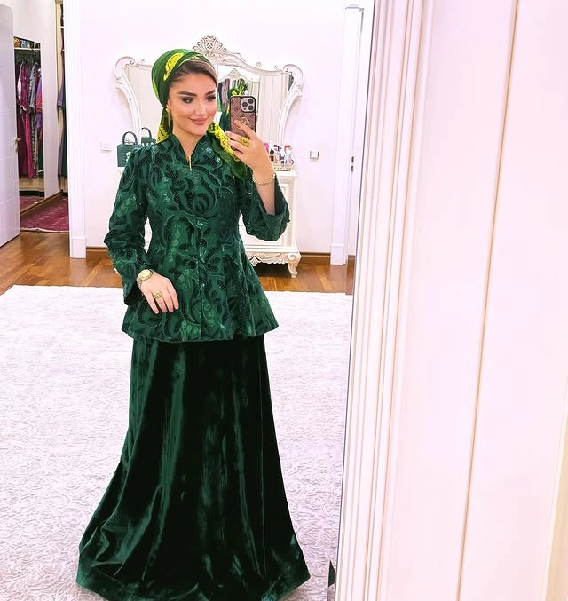 Türkmen fasonlar pombarh fasonlar Fasonlar 2025 fasonlar fason moda modalar Bezen bezen Türkmen fasonlar 2026 Türkmen fasonlar 2025 Türkmen fasonlar 2024 Türkmen fasonlar 2023 turkmenistan türkmenistan turkmen türkmen ashgabat  asgabat aşgabat balkan mary lebap dashoguz dasoguz daşoguz pombarh ponbarhat gulyupek gülýüpek stapel ştapel Gralan Çüýdeşen Abaýa Gadymy Krep Gurultaý 	Keteni Ýüpek Şifon Gipýur Lyon Welwet Atlas Kaşemir Streýç Suzana Ştapel Gülýüpek Pombarh Ýupka Gursakça Aksesuarlar Palto Penjek Okuw eşik Fata Sport eşik Uniforma Nakidka Öýme Şarf kompýuter ýaka ýaglyk Arenda köýnek 2nji el köýnek Taýyn köýnek Matalar Milli lybas milli lybaslar Toý köýnek Toý köýnekler toy koynek toy koynekler gundelik koynekler Gündelik	 
 köýnekler fata koynek Modern taze fason Eskiz koynektm turkmenkoynek türkmenkoynek fason moda moda fasonlar Iş eşik el iş	sada	ýakaly ýakasyz	keşdeli biserli	ýeňli giň nagyşly ýüregi açyk stoýka ýaka ýanly kombinasiýa 	zerli üsti aşak guşakly seçekli gysga ýeňli Keteni, Panbarhat (Pombarh) Toý köýnek el iş, sada, ýakasyz, ýeňli, kombinasiýa 26-35, 35+ Haki, Goýy-ýaşyl yaz, guyz