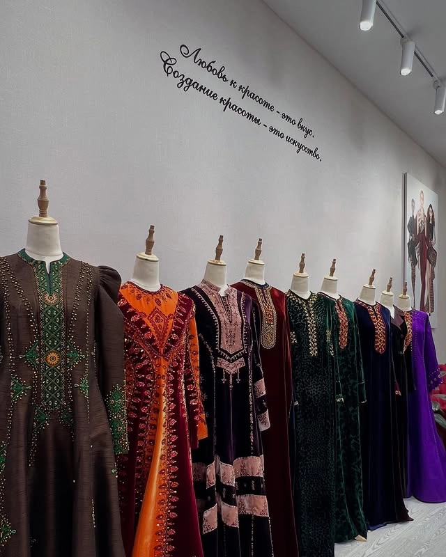 Türkmen fasonlar pombarh fasonlar Fasonlar 2025 fasonlar fason moda modalar Bezen bezen Türkmen fasonlar 2026 Türkmen fasonlar 2025 Türkmen fasonlar 2024 Türkmen fasonlar 2023 turkmenistan türkmenistan turkmen türkmen ashgabat  asgabat aşgabat balkan mary lebap dashoguz dasoguz daşoguz pombarh ponbarhat gulyupek gülýüpek stapel ştapel Gralan Çüýdeşen Abaýa Gadymy Krep Gurultaý 	Keteni Ýüpek Şifon Gipýur Lyon Welwet Atlas Kaşemir Streýç Suzana Ştapel Gülýüpek Pombarh Ýupka Gursakça Aksesuarlar Palto Penjek Okuw eşik Fata Sport eşik Uniforma Nakidka Öýme Şarf kompýuter ýaka ýaglyk Arenda köýnek 2nji el köýnek Taýyn köýnek Matalar Milli lybas milli lybaslar Toý köýnek Toý köýnekler toy koynek toy koynekler gundelik koynekler Gündelik	 
 köýnekler fata koynek Modern taze fason Eskiz koynektm turkmenkoynek türkmenkoynek fason moda moda fasonlar Iş eşik el iş	sada	ýakaly ýakasyz	keşdeli biserli	ýeňli giň nagyşly ýüregi açyk stoýka ýaka ýanly kombinasiýa 	zerli üsti aşak guşakly seçekli gysga ýeňli Panbarhat (Pombarh), Ýüpek, Şantu Toý köýnek el iş, keşdeli, ýakaly, biserli, ýanly, ýeňli, giň, nagyşly 17-25, 26-35  yaz, guyz, gysh