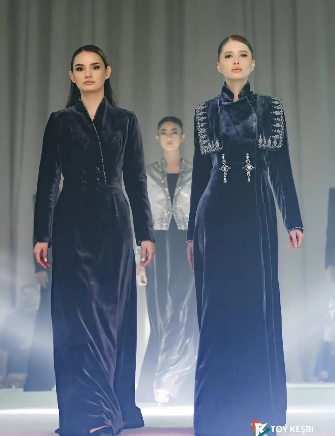 Türkmen fasonlar pombarh fasonlar Fasonlar 2025 fasonlar fason moda modalar Bezen bezen Türkmen fasonlar 2026 Türkmen fasonlar 2025 Türkmen fasonlar 2024 Türkmen fasonlar 2023 turkmenistan türkmenistan turkmen türkmen ashgabat  asgabat aşgabat balkan mary lebap dashoguz dasoguz daşoguz pombarh ponbarhat gulyupek gülýüpek stapel ştapel Gralan Çüýdeşen Abaýa Gadymy Krep Gurultaý 	Keteni Ýüpek Şifon Gipýur Lyon Welwet Atlas Kaşemir Streýç Suzana Ştapel Gülýüpek Pombarh Ýupka Gursakça Aksesuarlar Palto Penjek Okuw eşik Fata Sport eşik Uniforma Nakidka Öýme Şarf kompýuter ýaka ýaglyk Arenda köýnek 2nji el köýnek Taýyn köýnek Matalar Milli lybas milli lybaslar Toý köýnek Toý köýnekler toy koynek toy koynekler gundelik koynekler Gündelik	 
 köýnekler fata koynek Modern taze fason Eskiz koynektm turkmenkoynek türkmenkoynek fason moda moda fasonlar Iş eşik el iş	sada	ýakaly ýakasyz	keşdeli biserli	ýeňli giň nagyşly ýüregi açyk stoýka ýaka ýanly kombinasiýa 	zerli üsti aşak guşakly seçekli gysga ýeňli 