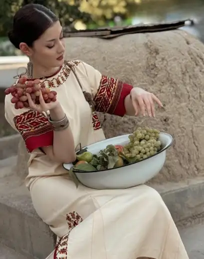 Türkmen fasonlar pombarh fasonlar Fasonlar 2025 fasonlar fason moda modalar Bezen bezen Türkmen fasonlar 2026 Türkmen fasonlar 2025 Türkmen fasonlar 2024 Türkmen fasonlar 2023 turkmenistan türkmenistan turkmen türkmen ashgabat  asgabat aşgabat balkan mary lebap dashoguz dasoguz daşoguz pombarh ponbarhat gulyupek gülýüpek stapel ştapel Gralan Çüýdeşen Abaýa Gadymy Krep Gurultaý 	Keteni Ýüpek Şifon Gipýur Lyon Welwet Atlas Kaşemir Streýç Suzana Ştapel Gülýüpek Pombarh Ýupka Gursakça Aksesuarlar Palto Penjek Okuw eşik Fata Sport eşik Uniforma Nakidka Öýme Şarf kompýuter ýaka ýaglyk Arenda köýnek 2nji el köýnek Taýyn köýnek Matalar Milli lybas milli lybaslar Toý köýnek Toý köýnekler toy koynek toy koynekler gundelik koynekler Gündelik	 
 köýnekler fata koynek Modern taze fason Eskiz koynektm turkmenkoynek türkmenkoynek fason moda moda fasonlar Iş eşik el iş	sada	ýakaly ýakasyz	keşdeli biserli	ýeňli giň nagyşly ýüregi açyk stoýka ýaka ýanly kombinasiýa 	zerli üsti aşak guşakly seçekli gysga ýeňli 