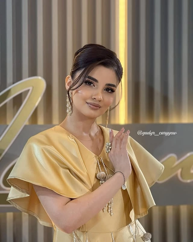 Türkmen fasonlar pombarh fasonlar Fasonlar 2025 fasonlar fason moda modalar Bezen bezen Türkmen fasonlar 2026 Türkmen fasonlar 2025 Türkmen fasonlar 2024 Türkmen fasonlar 2023 turkmenistan türkmenistan turkmen türkmen ashgabat  asgabat aşgabat balkan mary lebap dashoguz dasoguz daşoguz pombarh ponbarhat gulyupek gülýüpek stapel ştapel Gralan Çüýdeşen Abaýa Gadymy Krep Gurultaý 	Keteni Ýüpek Şifon Gipýur Lyon Welwet Atlas Kaşemir Streýç Suzana Ştapel Gülýüpek Pombarh Ýupka Gursakça Aksesuarlar Palto Penjek Okuw eşik Fata Sport eşik Uniforma Nakidka Öýme Şarf kompýuter ýaka ýaglyk Arenda köýnek 2nji el köýnek Taýyn köýnek Matalar Milli lybas milli lybaslar Toý köýnek Toý köýnekler toy koynek toy koynekler gundelik koynekler Gündelik	 
 köýnekler fata koynek Modern taze fason Eskiz koynektm turkmenkoynek türkmenkoynek fason moda moda fasonlar Iş eşik el iş	sada	ýakaly ýakasyz	keşdeli biserli	ýeňli giň nagyşly ýüregi açyk stoýka ýaka ýanly kombinasiýa 	zerli üsti aşak guşakly seçekli gysga ýeňli Lyon Toý köýnek, Modern ýakasyz, ýeňli, giň 17-25, 26-35 Altyn yaz, tomus, guyz