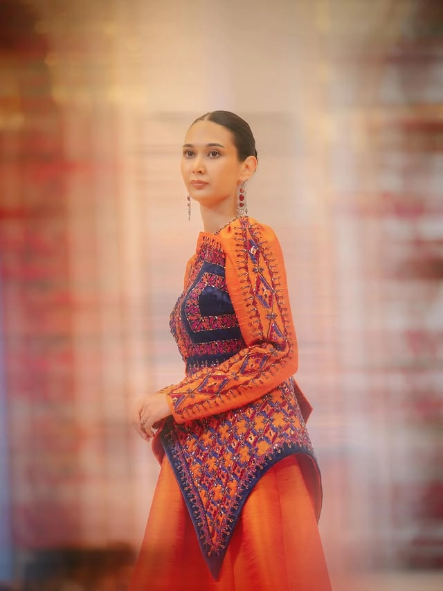 Türkmen fasonlar pombarh fasonlar Fasonlar 2025 fasonlar fason moda modalar Bezen bezen Türkmen fasonlar 2026 Türkmen fasonlar 2025 Türkmen fasonlar 2024 Türkmen fasonlar 2023 turkmenistan türkmenistan turkmen türkmen ashgabat  asgabat aşgabat balkan mary lebap dashoguz dasoguz daşoguz pombarh ponbarhat gulyupek gülýüpek stapel ştapel Gralan Çüýdeşen Abaýa Gadymy Krep Gurultaý 	Keteni Ýüpek Şifon Gipýur Lyon Welwet Atlas Kaşemir Streýç Suzana Ştapel Gülýüpek Pombarh Ýupka Gursakça Aksesuarlar Palto Penjek Okuw eşik Fata Sport eşik Uniforma Nakidka Öýme Şarf kompýuter ýaka ýaglyk Arenda köýnek 2nji el köýnek Taýyn köýnek Matalar Milli lybas milli lybaslar Toý köýnek Toý köýnekler toy koynek toy koynekler gundelik koynekler Gündelik	 
 köýnekler fata koynek Modern taze fason Eskiz koynektm turkmenkoynek türkmenkoynek fason moda moda fasonlar Iş eşik el iş	sada	ýakaly ýakasyz	keşdeli biserli	ýeňli giň nagyşly ýüregi açyk stoýka ýaka ýanly kombinasiýa 	zerli üsti aşak guşakly seçekli gysga ýeňli Modern TürkmenTextile Expo 2025 17-25, 26-35 Goýy-gyzyl, Mämişi, Goýy-gök