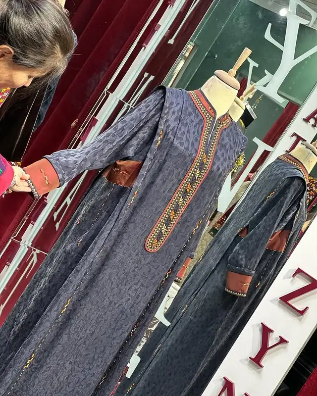 Türkmen fasonlar pombarh fasonlar Fasonlar 2025 fasonlar fason moda modalar Bezen bezen Türkmen fasonlar 2026 Türkmen fasonlar 2025 Türkmen fasonlar 2024 Türkmen fasonlar 2023 turkmenistan türkmenistan turkmen türkmen ashgabat  asgabat aşgabat balkan mary lebap dashoguz dasoguz daşoguz pombarh ponbarhat gulyupek gülýüpek stapel ştapel Gralan Çüýdeşen Abaýa Gadymy Krep Gurultaý 	Keteni Ýüpek Şifon Gipýur Lyon Welwet Atlas Kaşemir Streýç Suzana Ştapel Gülýüpek Pombarh Ýupka Gursakça Aksesuarlar Palto Penjek Okuw eşik Fata Sport eşik Uniforma Nakidka Öýme Şarf kompýuter ýaka ýaglyk Arenda köýnek 2nji el köýnek Taýyn köýnek Matalar Milli lybas milli lybaslar Toý köýnek Toý köýnekler toy koynek toy koynekler gundelik koynekler Gündelik	 
 köýnekler fata koynek Modern taze fason Eskiz koynektm turkmenkoynek türkmenkoynek fason moda moda fasonlar Iş eşik el iş	sada	ýakaly ýakasyz	keşdeli biserli	ýeňli giň nagyşly ýüregi açyk stoýka ýaka ýanly kombinasiýa 	zerli üsti aşak guşakly seçekli gysga ýeňli Gülýüpek Gündelik, Iş eşik el iş, ýakaly, ýanly, ýeňli, giň 17-25, 26-35 Çal, Goýy-gök tomus, guyz