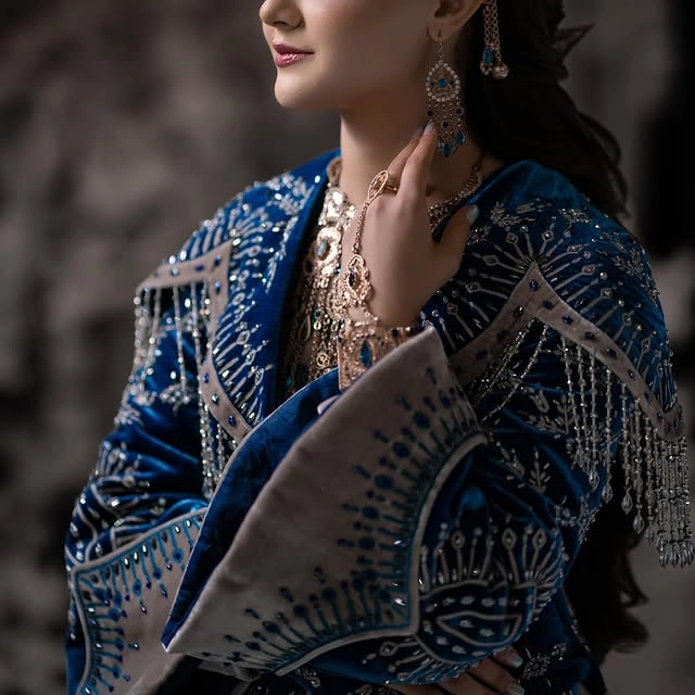 Türkmen fasonlar pombarh fasonlar Fasonlar 2025 fasonlar fason moda modalar Bezen bezen Türkmen fasonlar 2026 Türkmen fasonlar 2025 Türkmen fasonlar 2024 Türkmen fasonlar 2023 turkmenistan türkmenistan turkmen türkmen ashgabat  asgabat aşgabat balkan mary lebap dashoguz dasoguz daşoguz pombarh ponbarhat gulyupek gülýüpek stapel ştapel Gralan Çüýdeşen Abaýa Gadymy Krep Gurultaý 	Keteni Ýüpek Şifon Gipýur Lyon Welwet Atlas Kaşemir Streýç Suzana Ştapel Gülýüpek Pombarh Ýupka Gursakça Aksesuarlar Palto Penjek Okuw eşik Fata Sport eşik Uniforma Nakidka Öýme Şarf kompýuter ýaka ýaglyk Arenda köýnek 2nji el köýnek Taýyn köýnek Matalar Milli lybas milli lybaslar Toý köýnek Toý köýnekler toy koynek toy koynekler gundelik koynekler Gündelik	 
 köýnekler fata koynek Modern taze fason Eskiz koynektm turkmenkoynek türkmenkoynek fason moda moda fasonlar Iş eşik el iş	sada	ýakaly ýakasyz	keşdeli biserli	ýeňli giň nagyşly ýüregi açyk stoýka ýaka ýanly kombinasiýa 	zerli üsti aşak guşakly seçekli gysga ýeňli Ýüpek, Panbarhat (Pombarh) Toý köýnek el iş, ýakasyz, biserli, ýanly, ýeňli, giň, kombinasiýa, nagyşly 17-25, 26-35 Çal, Goýy-gök yaz, tomus, gysh