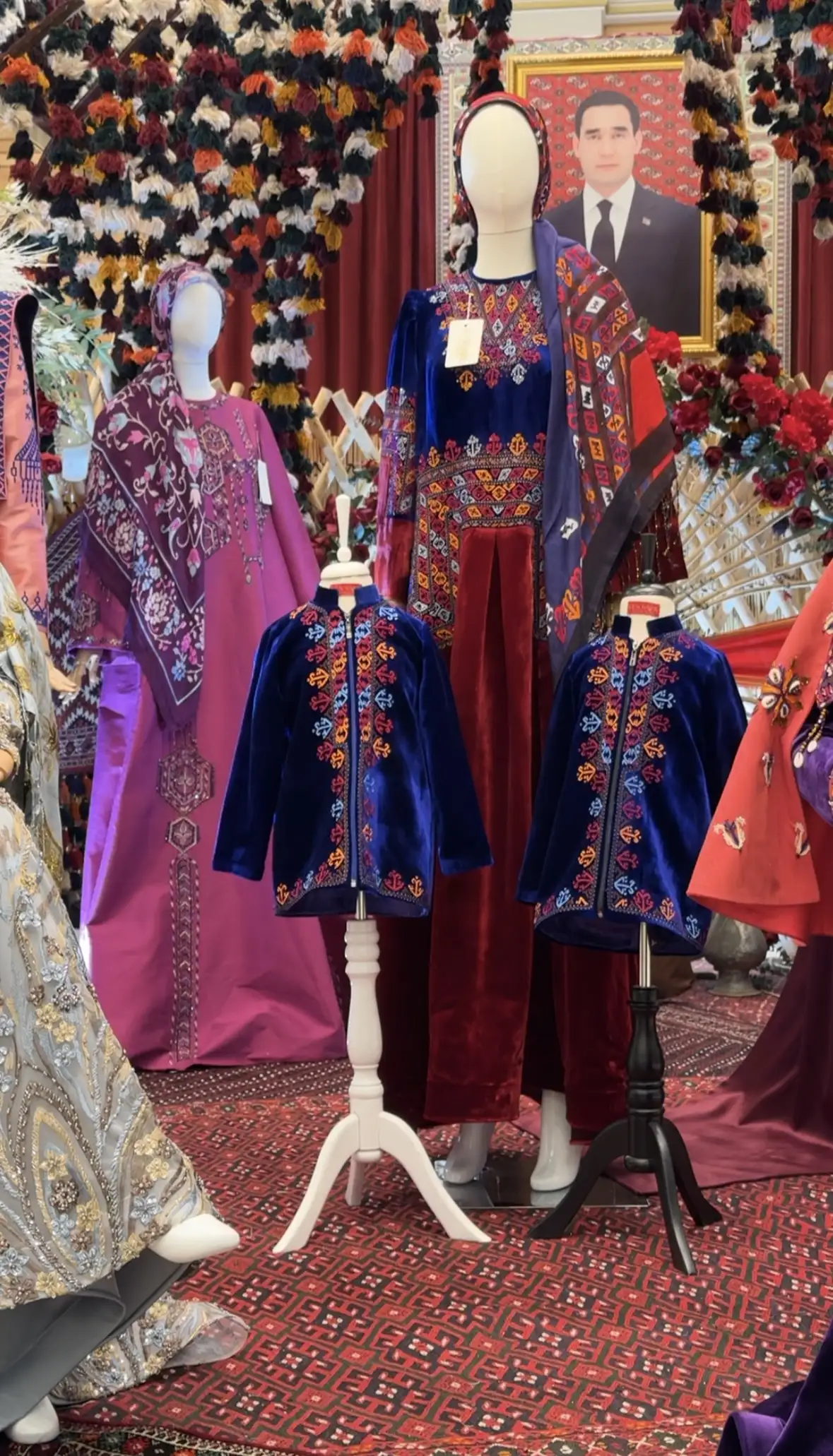 Türkmen fasonlar pombarh fasonlar Fasonlar 2025 fasonlar fason moda modalar Bezen bezen Türkmen fasonlar 2026 Türkmen fasonlar 2025 Türkmen fasonlar 2024 Türkmen fasonlar 2023 turkmenistan türkmenistan turkmen türkmen ashgabat  asgabat aşgabat balkan mary lebap dashoguz dasoguz daşoguz pombarh ponbarhat gulyupek gülýüpek stapel ştapel Gralan Çüýdeşen Abaýa Gadymy Krep Gurultaý 	Keteni Ýüpek Şifon Gipýur Lyon Welwet Atlas Kaşemir Streýç Suzana Ştapel Gülýüpek Pombarh Ýupka Gursakça Aksesuarlar Palto Penjek Okuw eşik Fata Sport eşik Uniforma Nakidka Öýme Şarf kompýuter ýaka ýaglyk Arenda köýnek 2nji el köýnek Taýyn köýnek Matalar Milli lybas milli lybaslar Toý köýnek Toý köýnekler toy koynek toy koynekler gundelik koynekler Gündelik	 
 köýnekler fata koynek Modern taze fason Eskiz koynektm turkmenkoynek türkmenkoynek fason moda moda fasonlar Iş eşik el iş	sada	ýakaly ýakasyz	keşdeli biserli	ýeňli giň nagyşly ýüregi açyk stoýka ýaka ýanly kombinasiýa 	zerli üsti aşak guşakly seçekli gysga ýeňli Panbarhat (Pombarh) Toý köýnek TürkmenTextile Expo 2025 26-35, 35+ Goýy-gök yaz, guyz, gysh