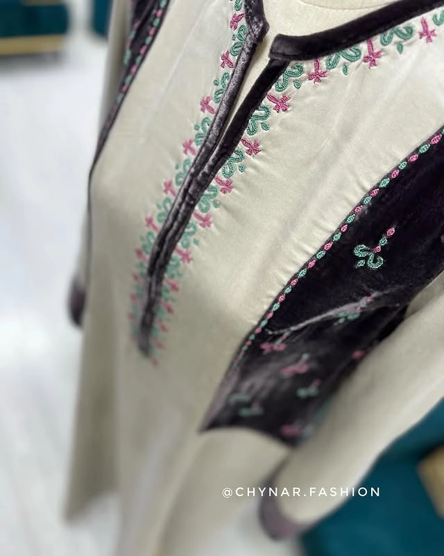 Türkmen fasonlar pombarh fasonlar Fasonlar 2025 fasonlar fason moda modalar Bezen bezen Türkmen fasonlar 2026 Türkmen fasonlar 2025 Türkmen fasonlar 2024 Türkmen fasonlar 2023 turkmenistan türkmenistan turkmen türkmen ashgabat  asgabat aşgabat balkan mary lebap dashoguz dasoguz daşoguz pombarh ponbarhat gulyupek gülýüpek stapel ştapel Gralan Çüýdeşen Abaýa Gadymy Krep Gurultaý 	Keteni Ýüpek Şifon Gipýur Lyon Welwet Atlas Kaşemir Streýç Suzana Ştapel Gülýüpek Pombarh Ýupka Gursakça Aksesuarlar Palto Penjek Okuw eşik Fata Sport eşik Uniforma Nakidka Öýme Şarf kompýuter ýaka ýaglyk Arenda köýnek 2nji el köýnek Taýyn köýnek Matalar Milli lybas milli lybaslar Toý köýnek Toý köýnekler toy koynek toy koynekler gundelik koynekler Gündelik	 
 köýnekler fata koynek Modern taze fason Eskiz koynektm turkmenkoynek türkmenkoynek fason moda moda fasonlar Iş eşik el iş	sada	ýakaly ýakasyz	keşdeli biserli	ýeňli giň nagyşly ýüregi açyk stoýka ýaka ýanly kombinasiýa 	zerli üsti aşak guşakly seçekli gysga ýeňli Ýüpek, Ştapel Gündelik el iş, keşdeli, sada, ýanly, ýeňli, kombinasiýa, nagyşly 17-25, 26-35 Ak, Mämişi, Goňur yaz, tomus, guyz