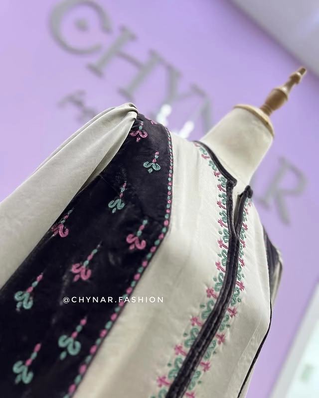 Türkmen fasonlar pombarh fasonlar Fasonlar 2025 fasonlar fason moda modalar Bezen bezen Türkmen fasonlar 2026 Türkmen fasonlar 2025 Türkmen fasonlar 2024 Türkmen fasonlar 2023 turkmenistan türkmenistan turkmen türkmen ashgabat  asgabat aşgabat balkan mary lebap dashoguz dasoguz daşoguz pombarh ponbarhat gulyupek gülýüpek stapel ştapel Gralan Çüýdeşen Abaýa Gadymy Krep Gurultaý 	Keteni Ýüpek Şifon Gipýur Lyon Welwet Atlas Kaşemir Streýç Suzana Ştapel Gülýüpek Pombarh Ýupka Gursakça Aksesuarlar Palto Penjek Okuw eşik Fata Sport eşik Uniforma Nakidka Öýme Şarf kompýuter ýaka ýaglyk Arenda köýnek 2nji el köýnek Taýyn köýnek Matalar Milli lybas milli lybaslar Toý köýnek Toý köýnekler toy koynek toy koynekler gundelik koynekler Gündelik	 
 köýnekler fata koynek Modern taze fason Eskiz koynektm turkmenkoynek türkmenkoynek fason moda moda fasonlar Iş eşik el iş	sada	ýakaly ýakasyz	keşdeli biserli	ýeňli giň nagyşly ýüregi açyk stoýka ýaka ýanly kombinasiýa 	zerli üsti aşak guşakly seçekli gysga ýeňli Ýüpek, Ştapel Gündelik el iş, keşdeli, sada, ýanly, ýeňli, kombinasiýa, nagyşly 17-25, 26-35 Ak, Mämişi, Goňur yaz, tomus, guyz